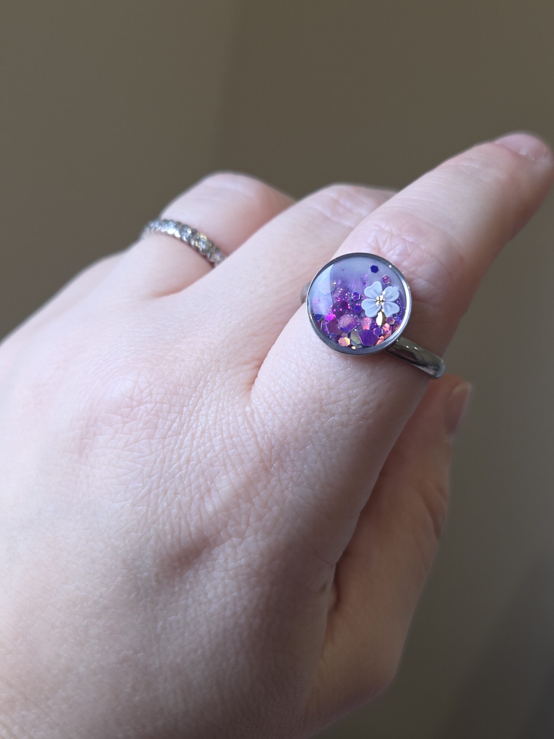 🌼 Bague Ajustable Cabochon – Violet Nacré & Fleur Délicate 🌼 – Image 5