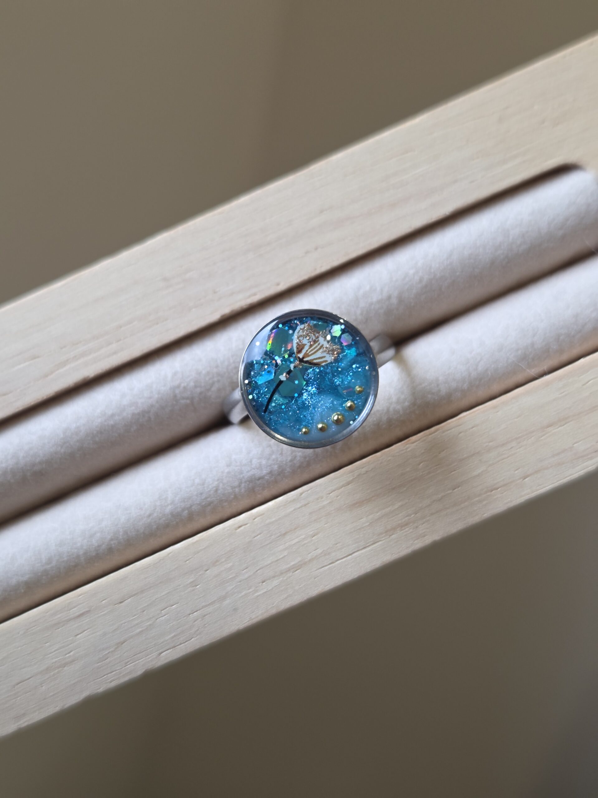 🌿 Bague Ajustable Cabochon – Lagon Scintillant & Fleur Dorée ✨ – Image 2
