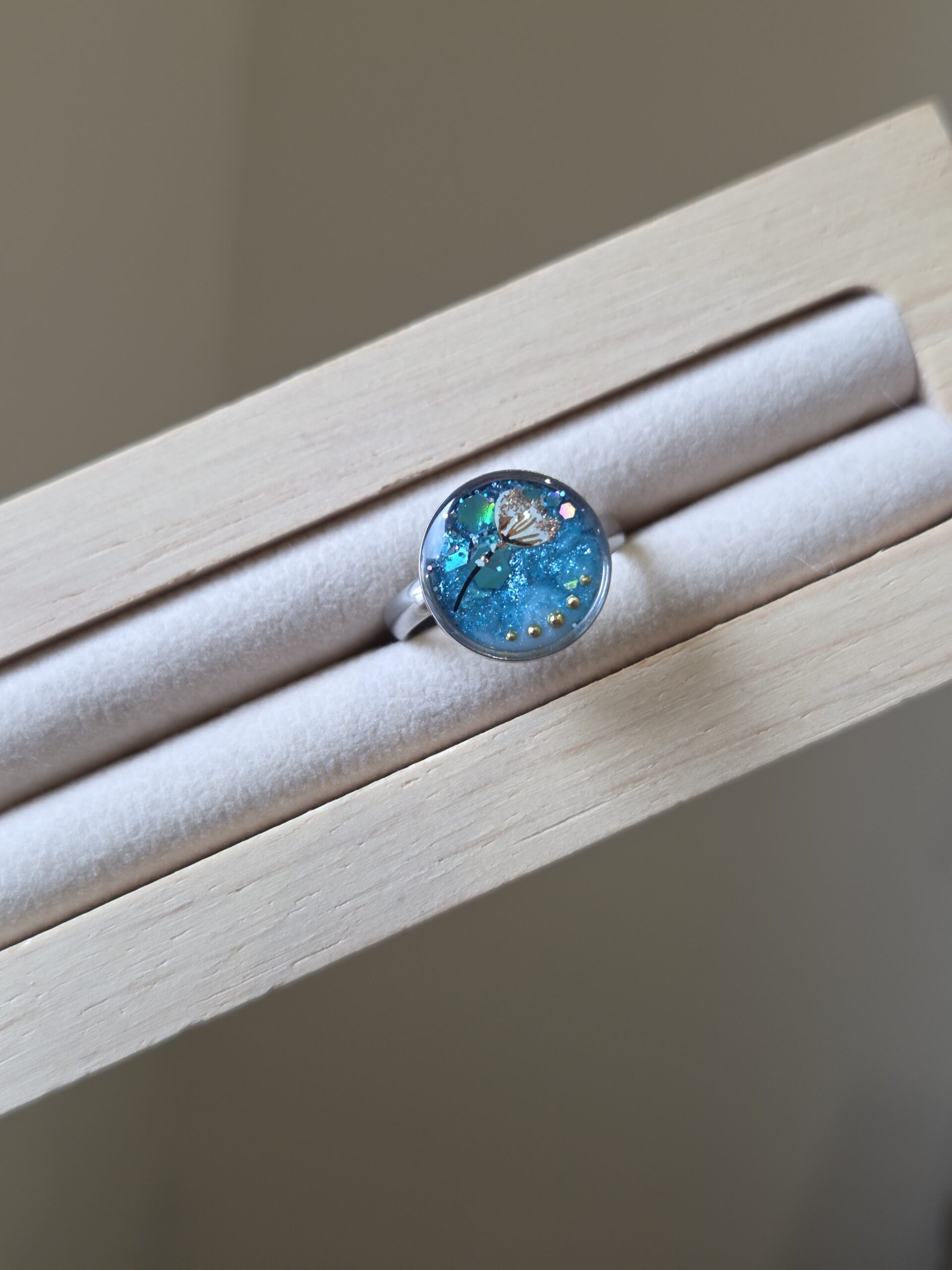 🌿 Bague Ajustable Cabochon – Lagon Scintillant & Fleur Dorée ✨