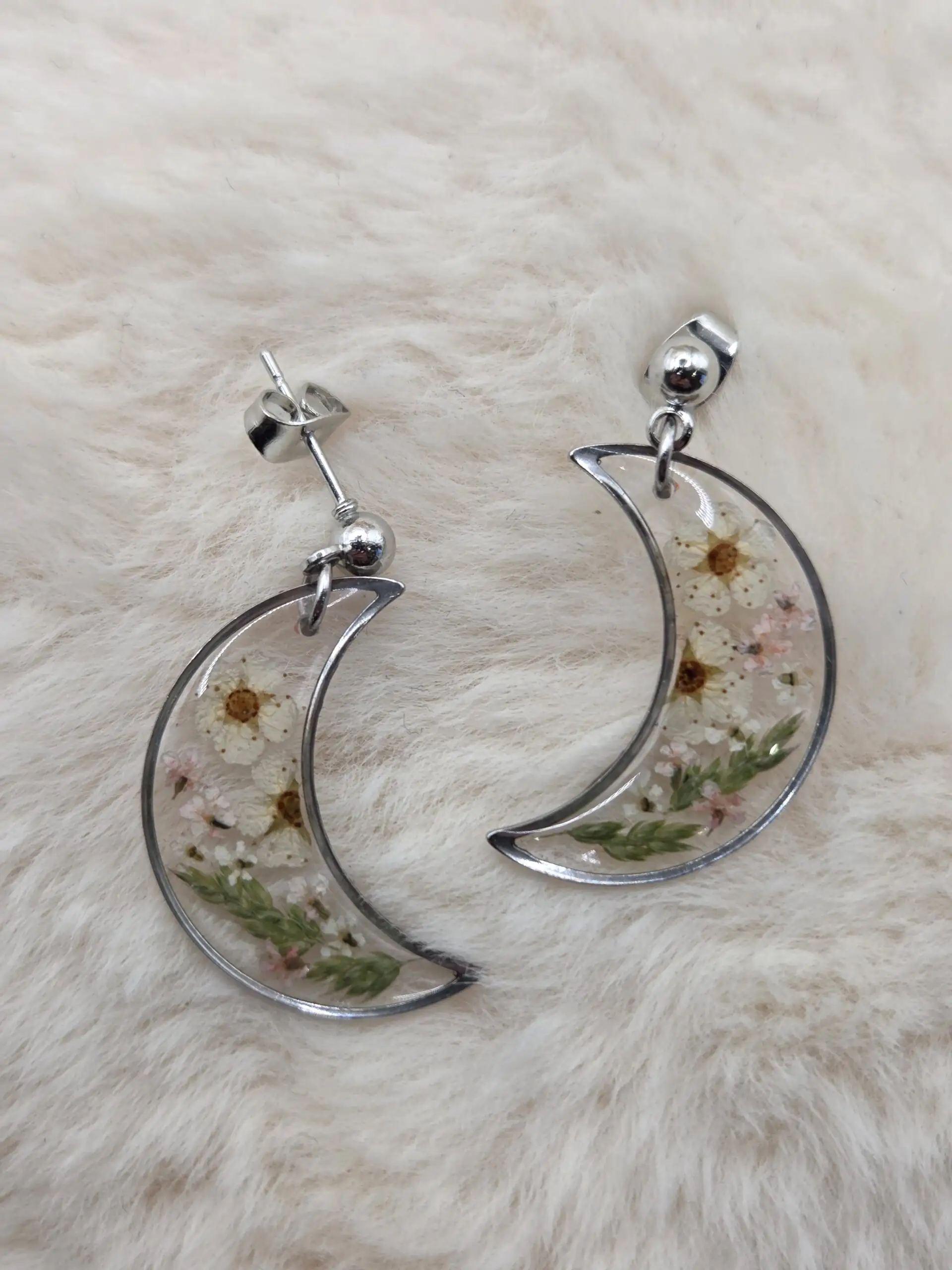 🌙✨ Boucles d’oreilles lune – Fleurs séchées & acier inoxydable – Image 3