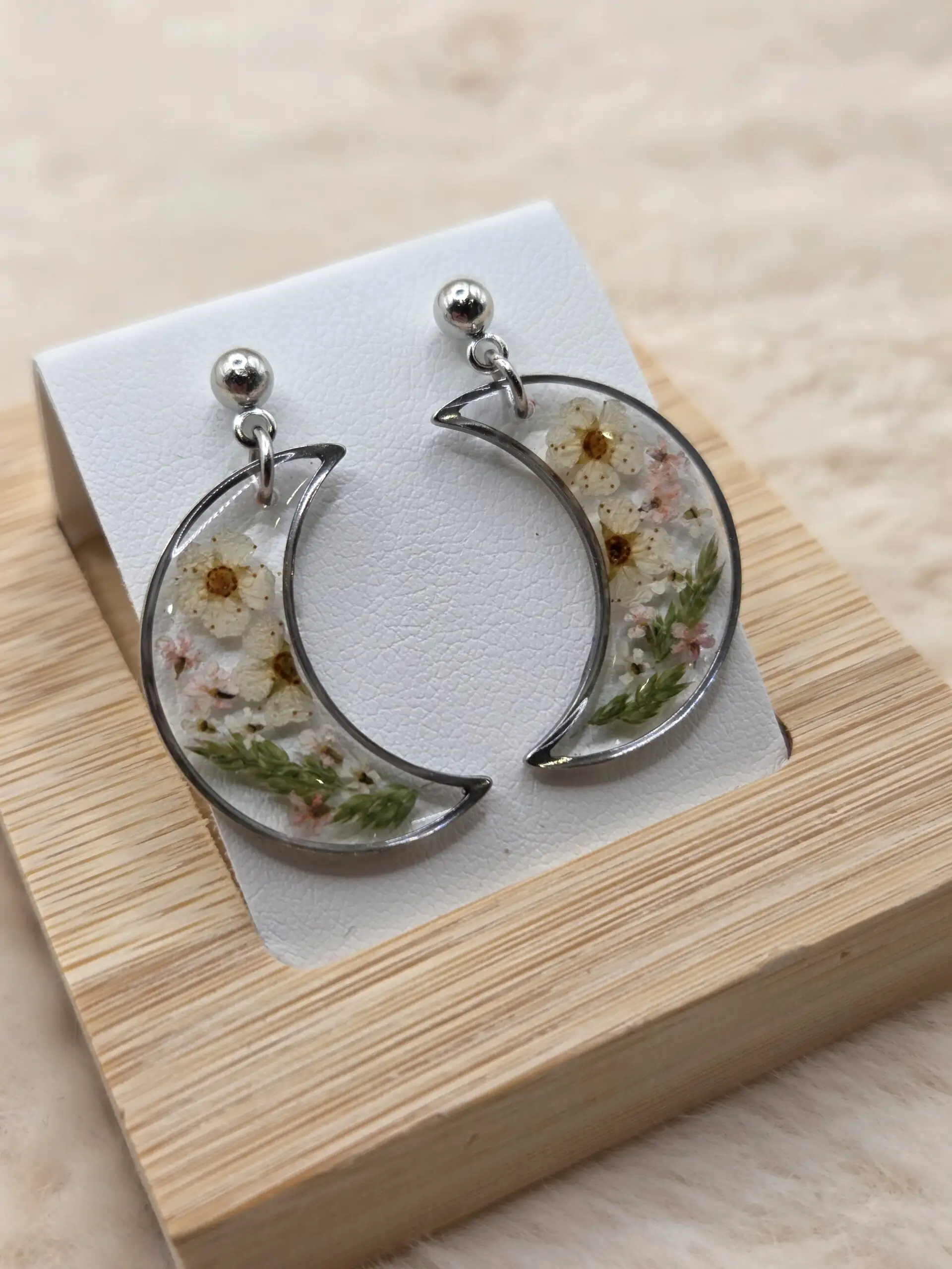 🌙✨ Boucles d’oreilles lune – Fleurs séchées & acier inoxydable