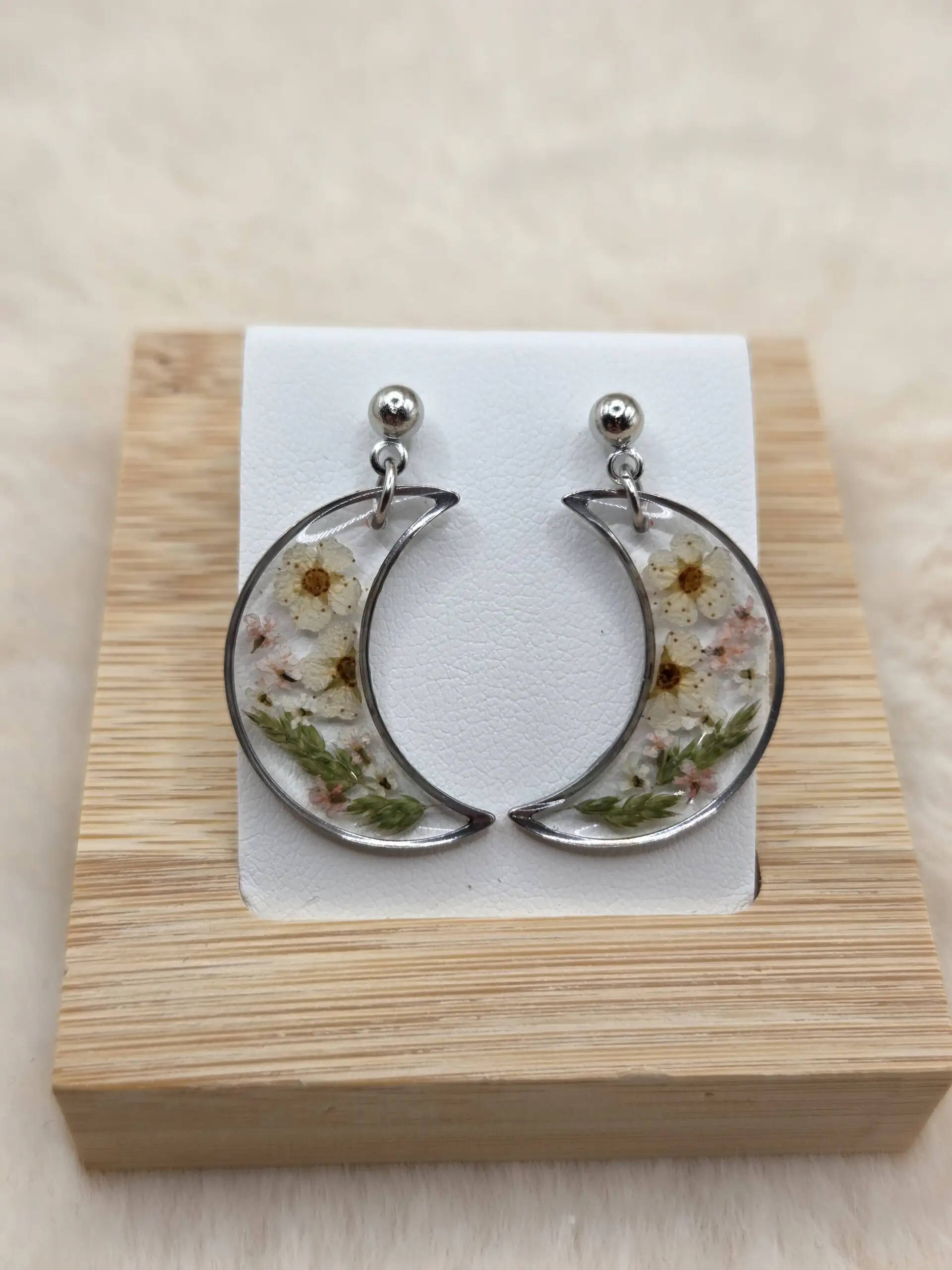🌙✨ Boucles d’oreilles lune – Fleurs séchées & acier inoxydable – Image 2
