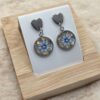 ✨ Boucles d’Oreilles Pendantes Cabochon – Fleurs Bleues ✨
