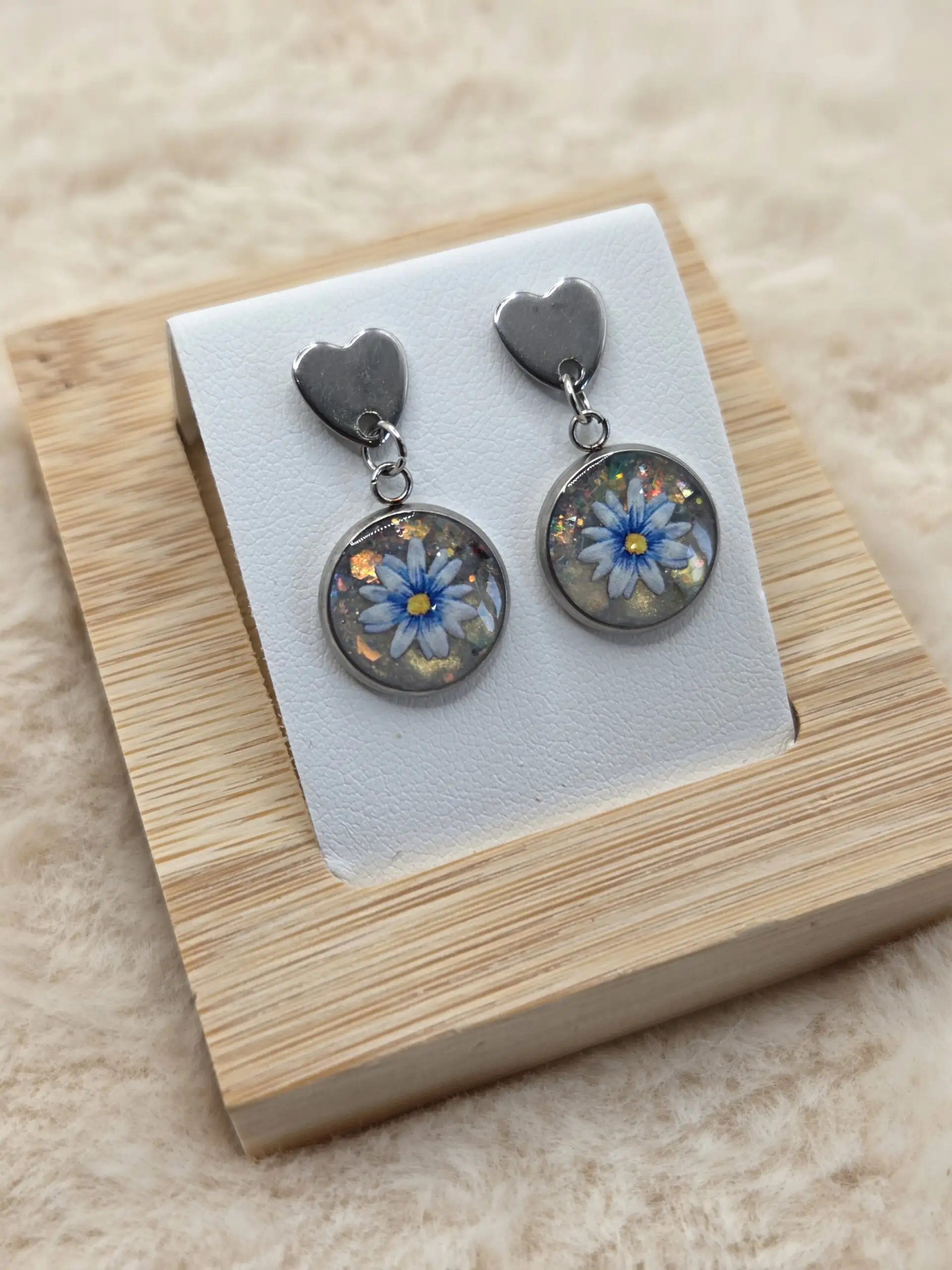 ✨ Boucles d’Oreilles Pendantes Cabochon – Fleurs Bleues ✨