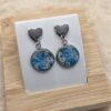 ✨ Boucles d’Oreilles Pendantes Cabochon Rond – Lune Dorée & Bleu Scintillant ✨