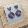 💜 Boucles d’Oreilles Pendantes Cabochon Rond – Violet Féérique 💜