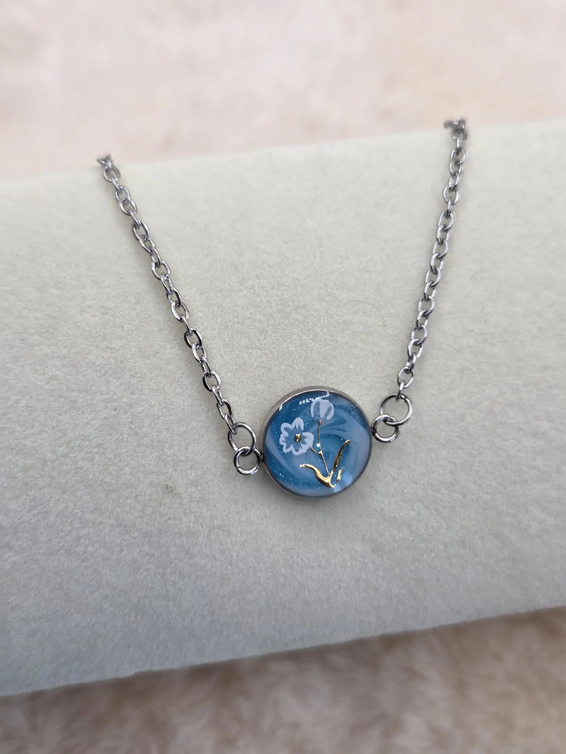 ✨ Bracelet Cabochon Rond – Bleu Lumineux & Fleurs Dorées ✨ – Image 3