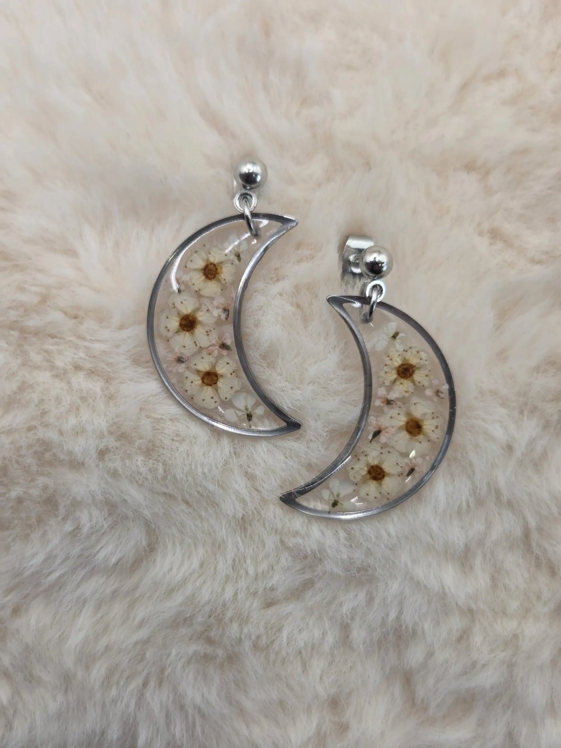 🌙✨ Boucles d’Oreilles Lune – Fleurs Séchées Naturelles ✨🌙 – Image 3