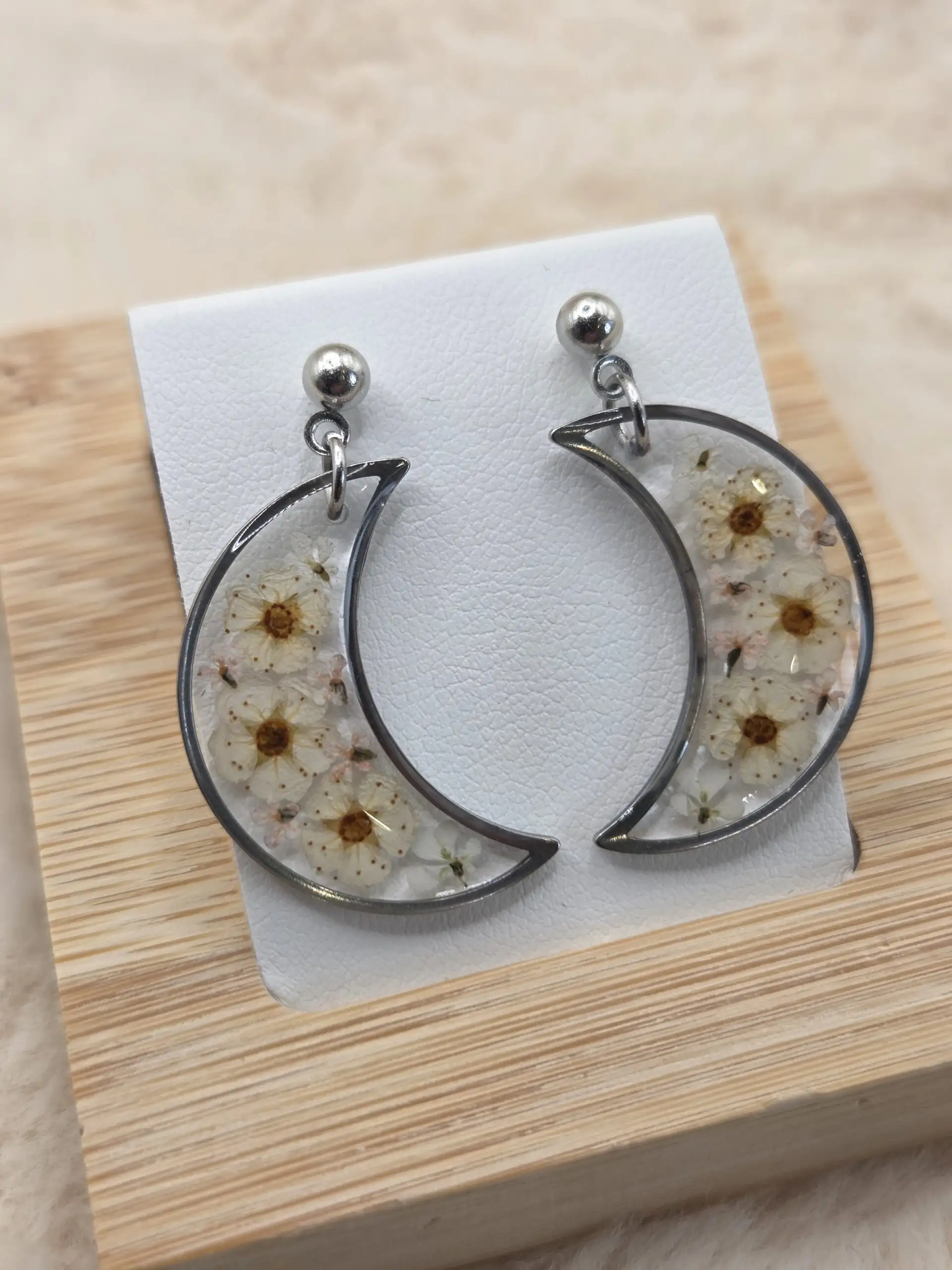 🌙✨ Boucles d’Oreilles Lune – Fleurs Séchées Naturelles ✨🌙 – Image 2