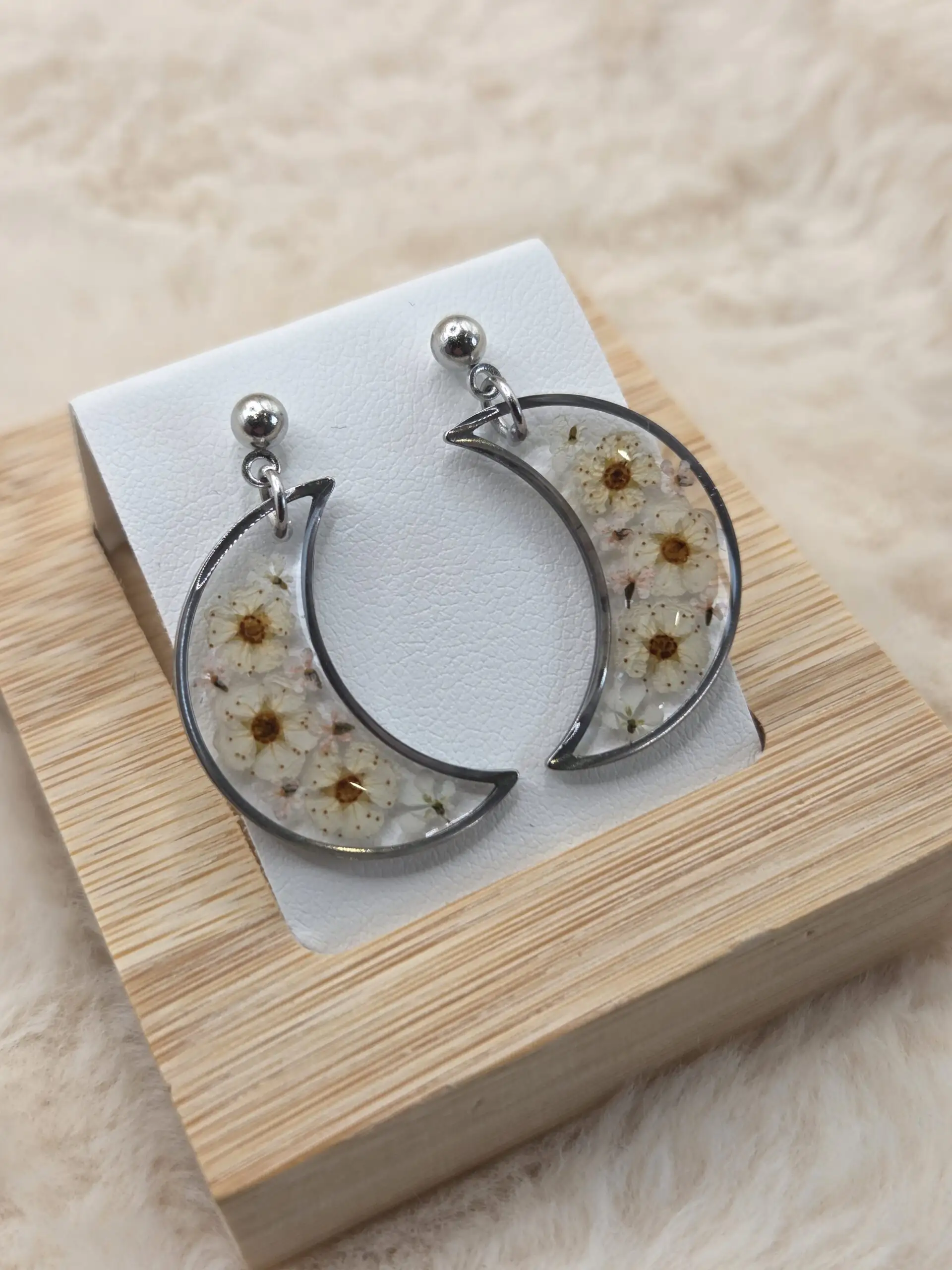 🌙✨ Boucles d’Oreilles Lune – Fleurs Séchées Naturelles ✨🌙 – Image 4