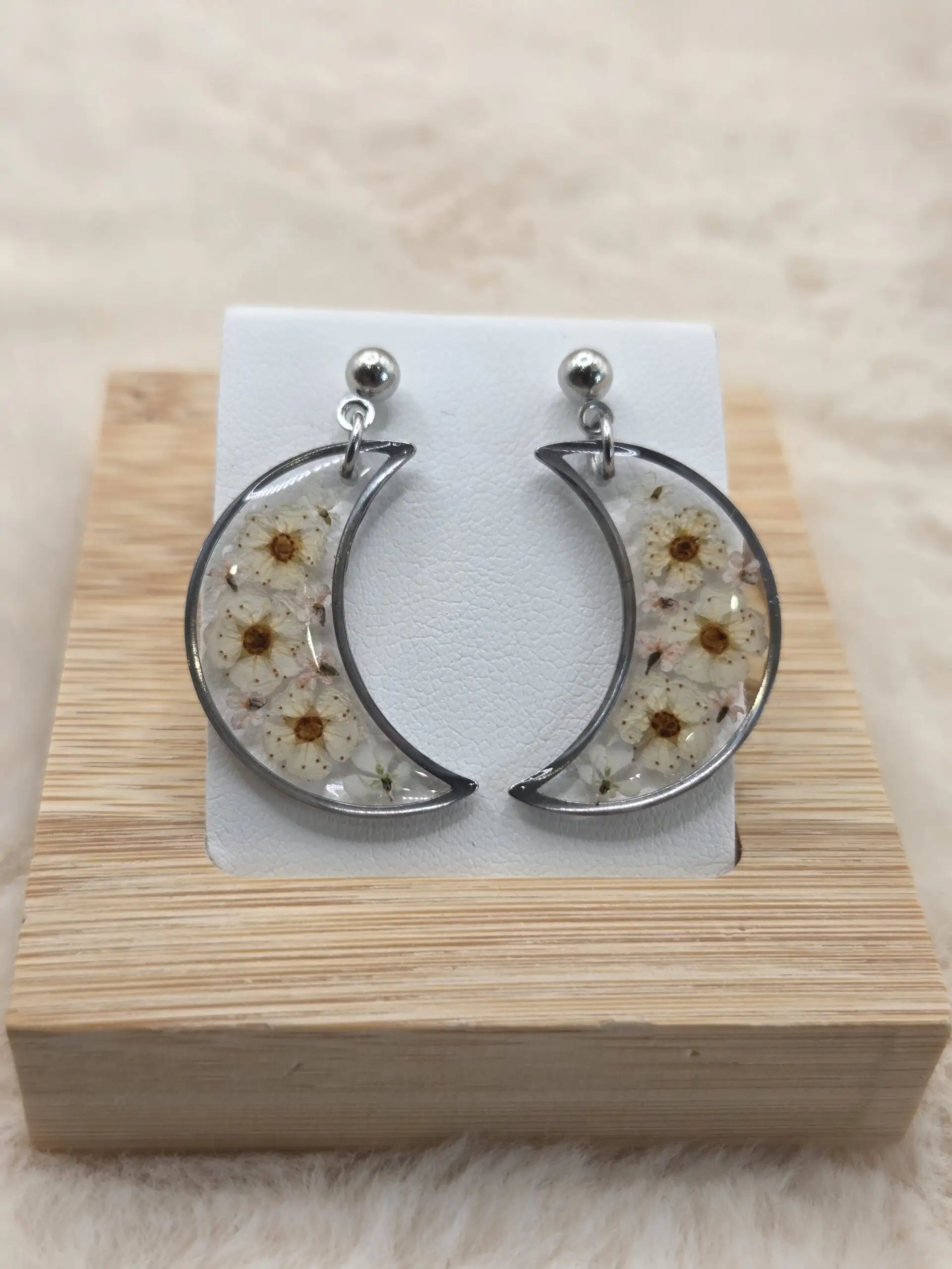 🌙✨ Boucles d’Oreilles Lune – Fleurs Séchées Naturelles ✨🌙