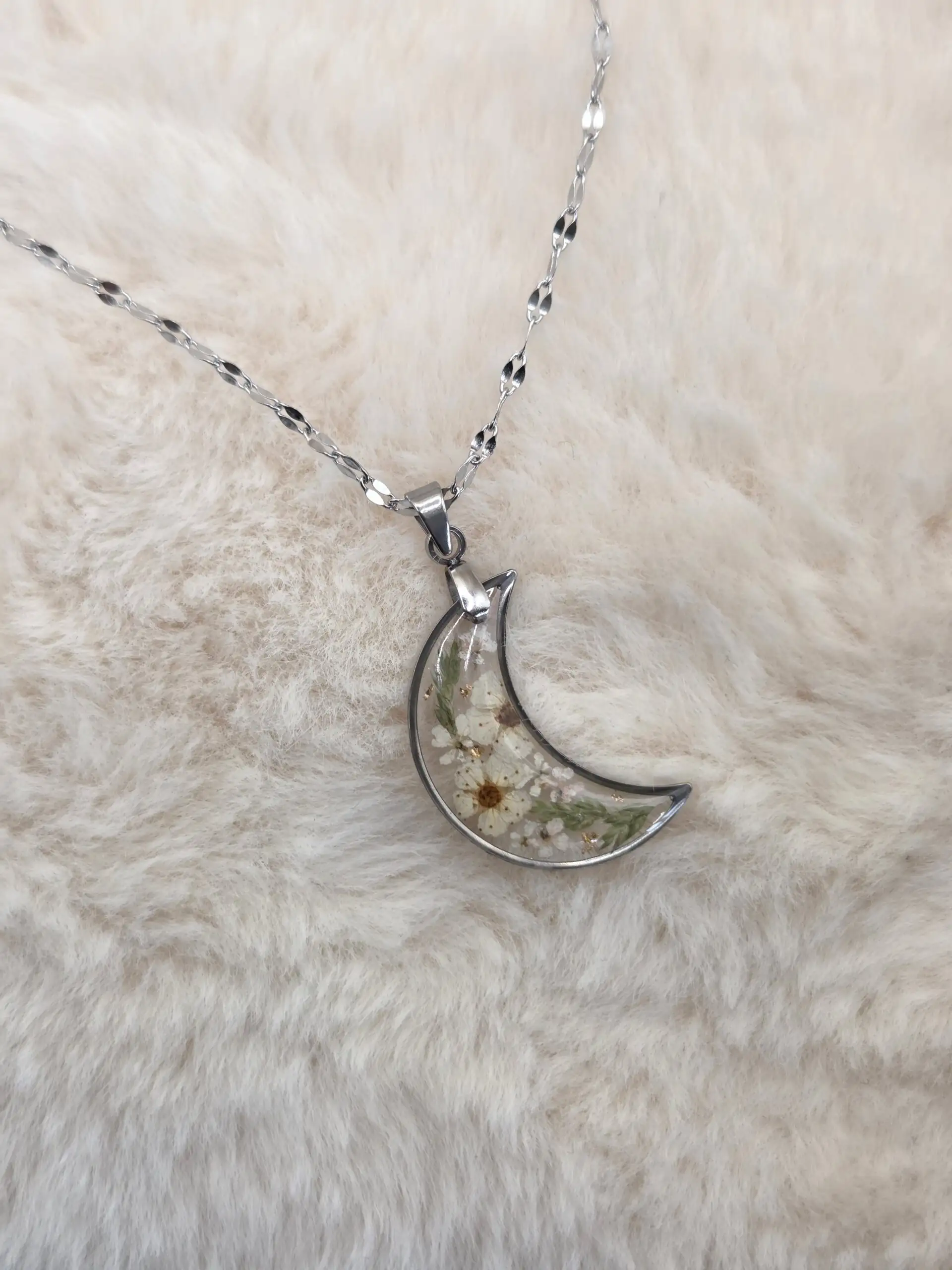 🌙 Pendentif lune en acier inoxydable – Fleurs séchées artisanales & éclats dorés ✨ – Image 3