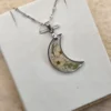 🌙 Pendentif lune en acier inoxydable – Fleurs séchées artisanales & éclats dorés ✨