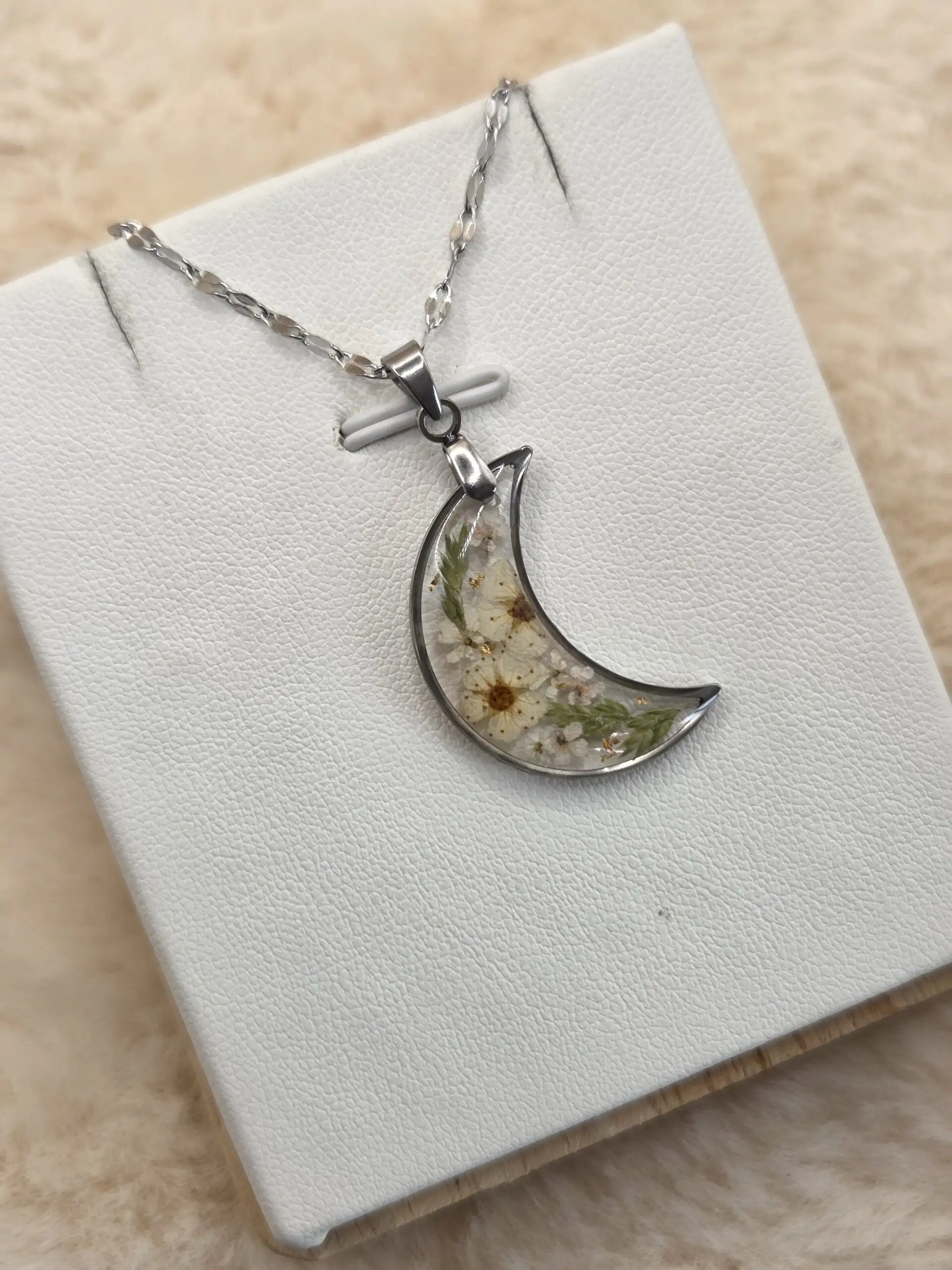 🌙 Pendentif lune en acier inoxydable – Fleurs séchées artisanales & éclats dorés ✨