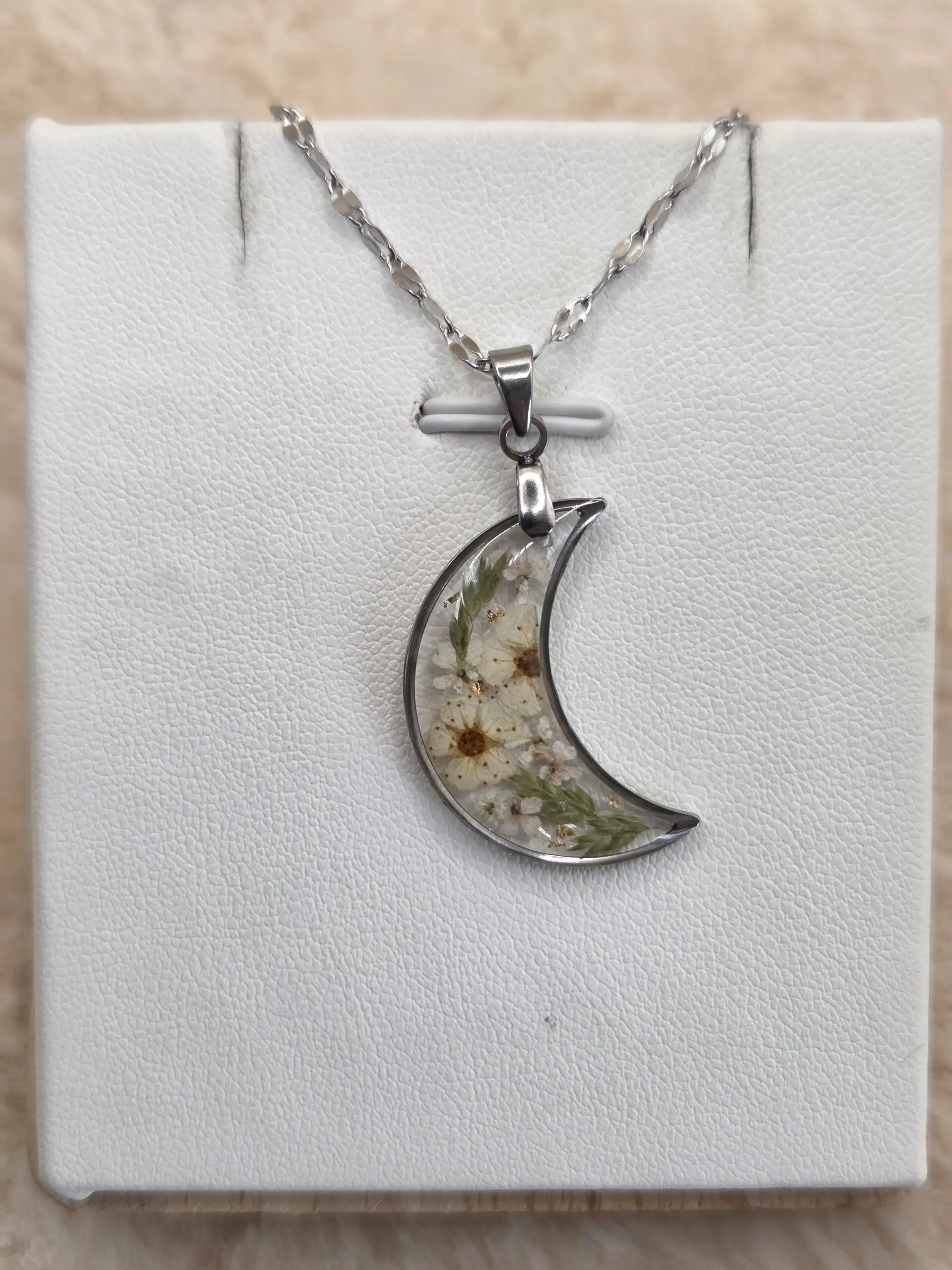 🌙 Pendentif lune en acier inoxydable – Fleurs séchées artisanales & éclats dorés ✨ – Image 2