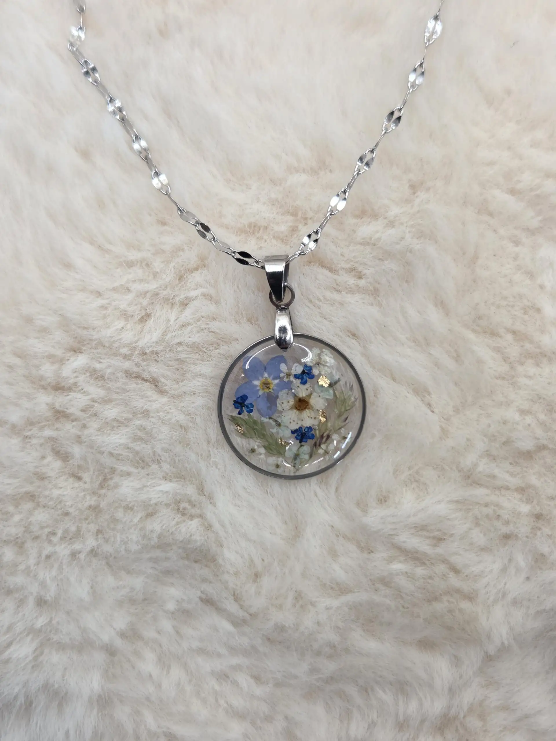 🌸 Pendentif rond en acier inoxydable – Fleurs séchées artisanales & éclats dorés ✨ – Image 2