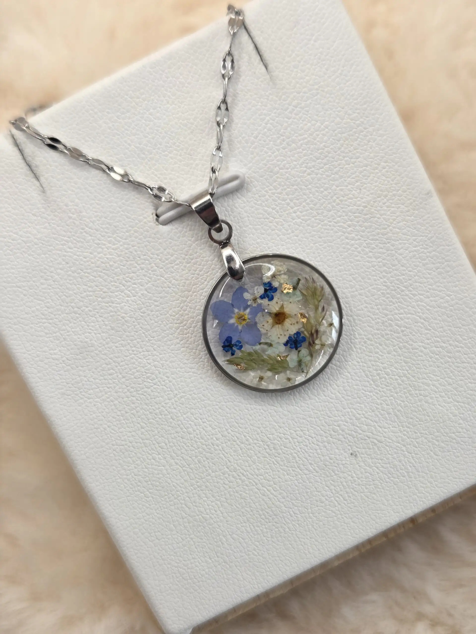 🌸 Pendentif rond en acier inoxydable – Fleurs séchées artisanales & éclats dorés ✨ – Image 3
