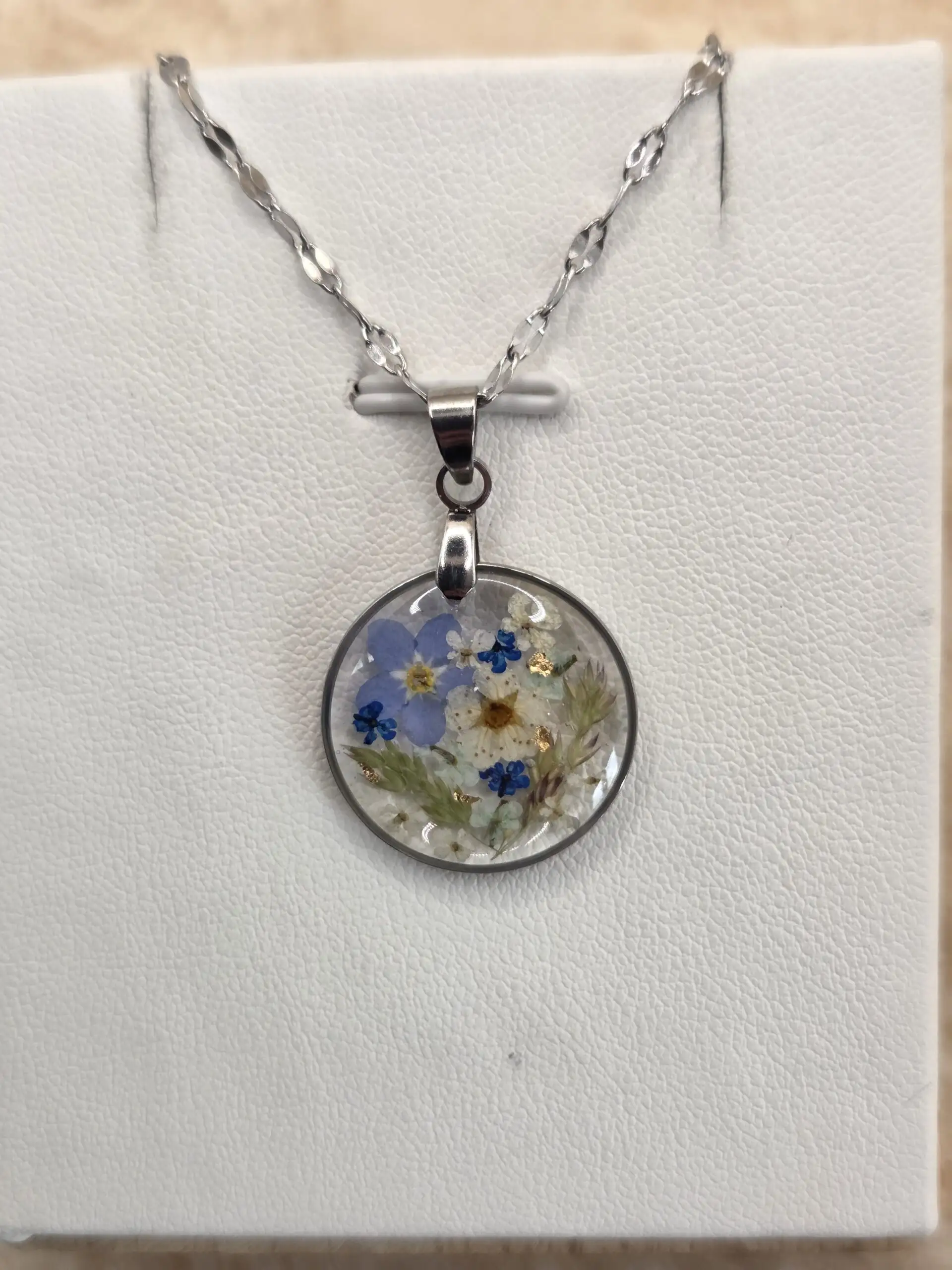 🌸 Pendentif rond en acier inoxydable – Fleurs séchées artisanales & éclats dorés ✨