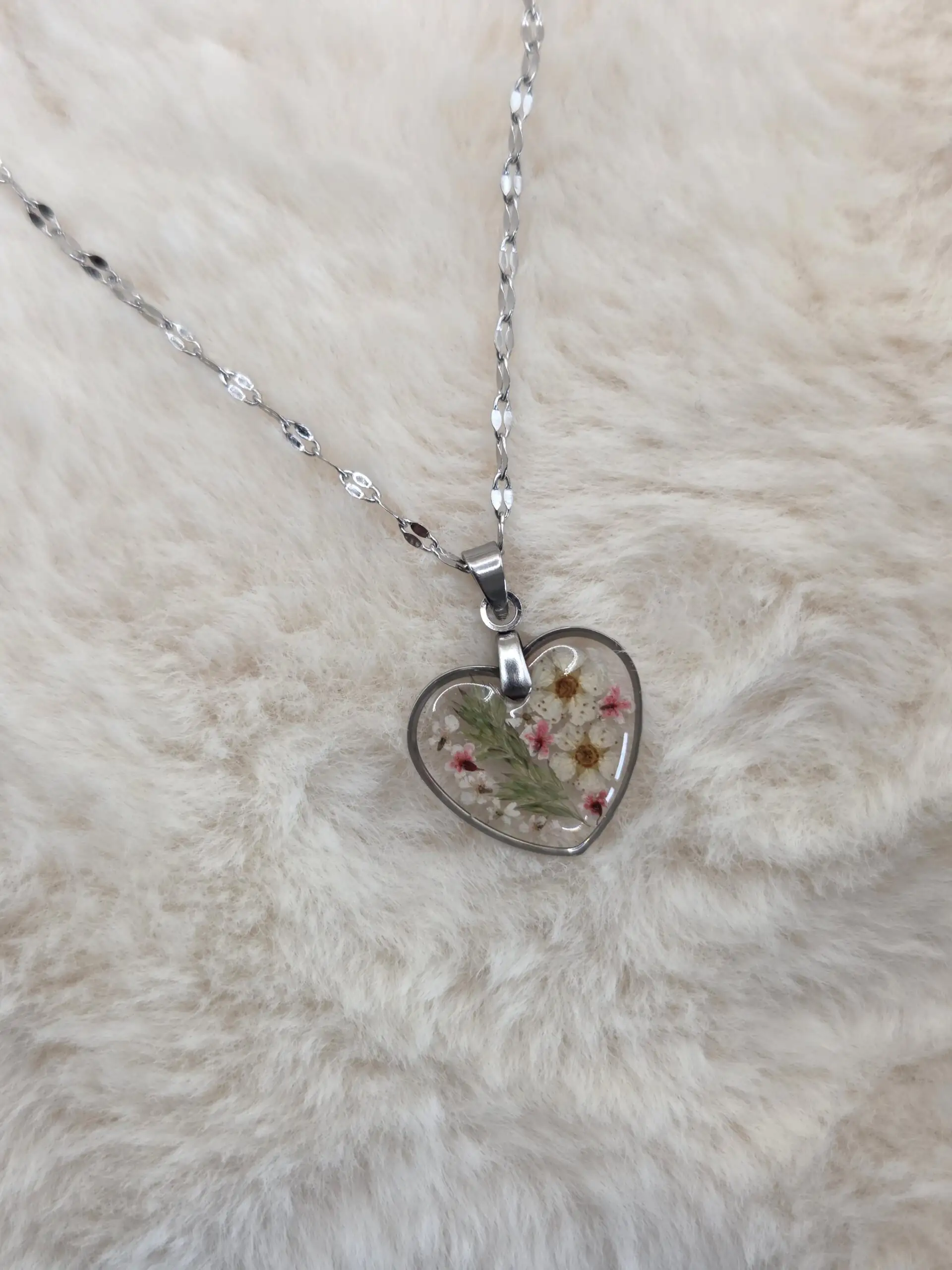💖 Pendentif cœur- Fleurs de spirée – Transparence naturelle & acier inoxydable – Image 2