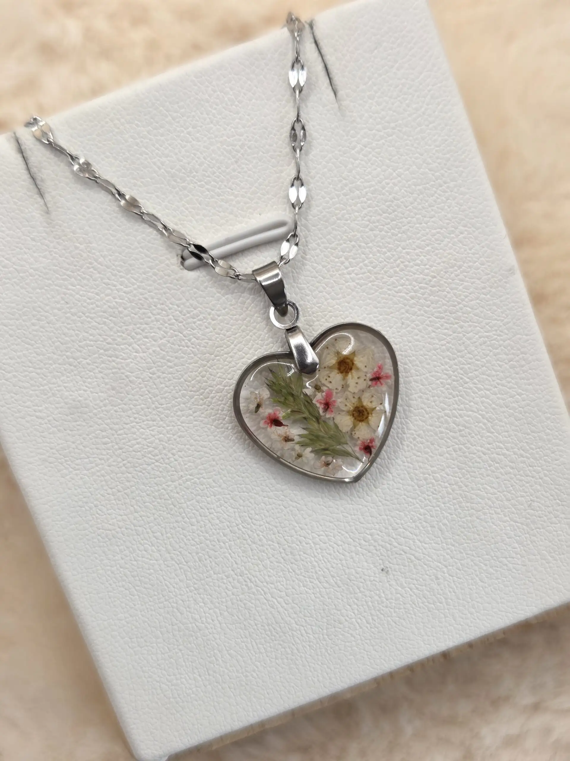 💖 Pendentif cœur- Fleurs de spirée – Transparence naturelle & acier inoxydable