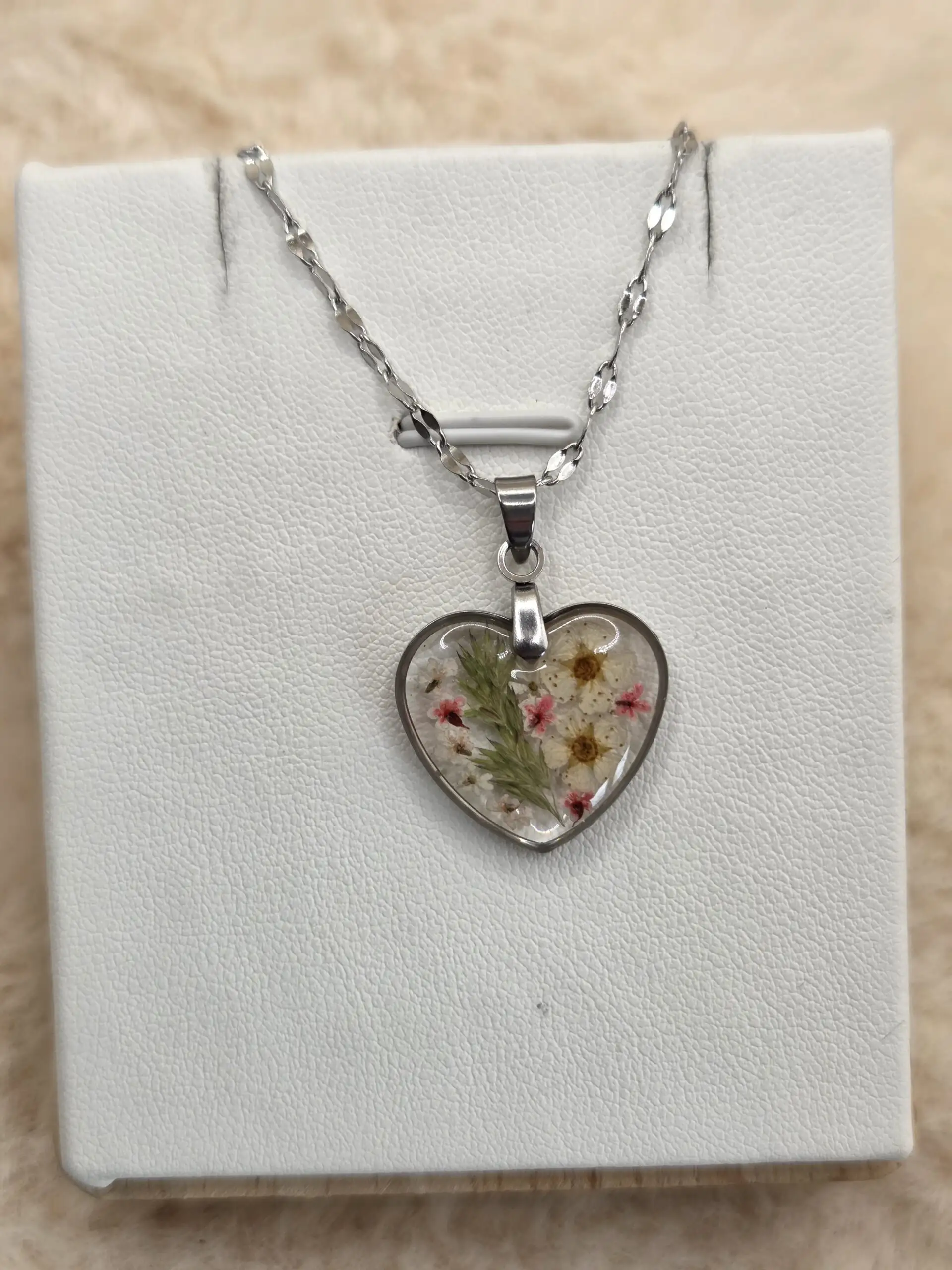 💖 Pendentif cœur- Fleurs de spirée – Transparence naturelle & acier inoxydable – Image 3