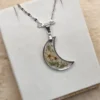 🌙 Pendentif lune en fleurs séchées – Poésie céleste & acier inoxydable