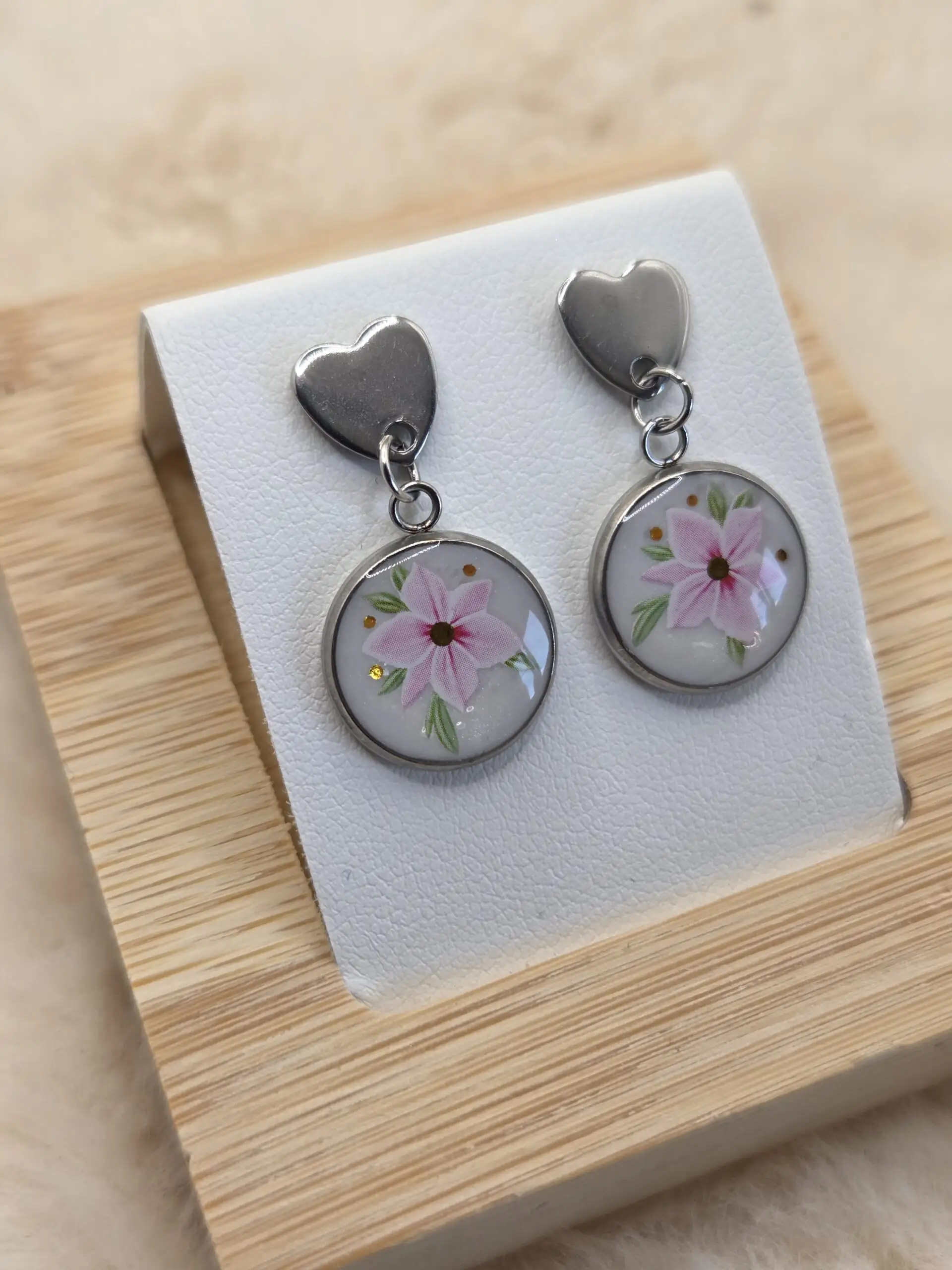 🌸 Boucles d’oreilles cœurs & cabochons fleuris – Nacré blanc & rose ✨ – Image 3