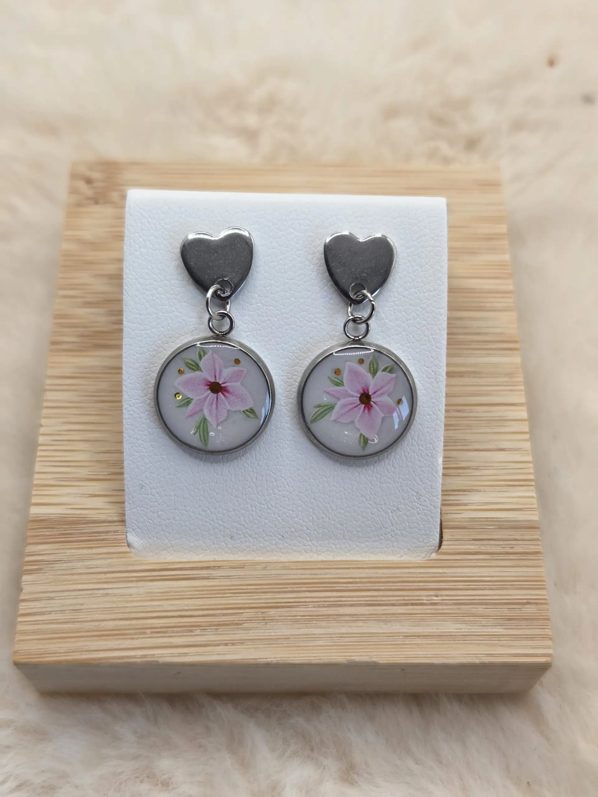 🌸 Boucles d’oreilles cœurs & cabochons fleuris – Nacré blanc & rose ✨