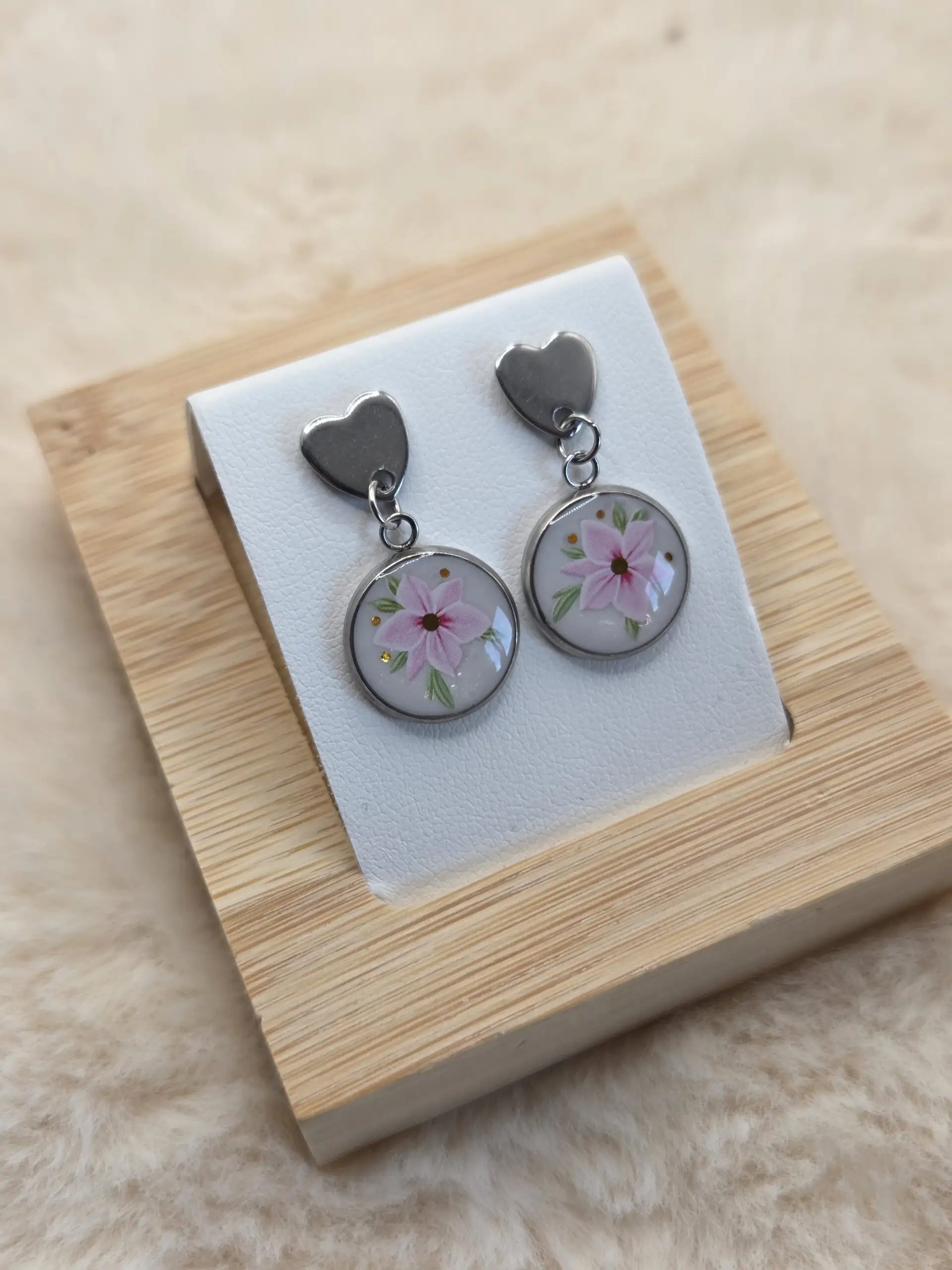 🌸 Boucles d’oreilles cœurs & cabochons fleuris – Nacré blanc & rose ✨ – Image 2