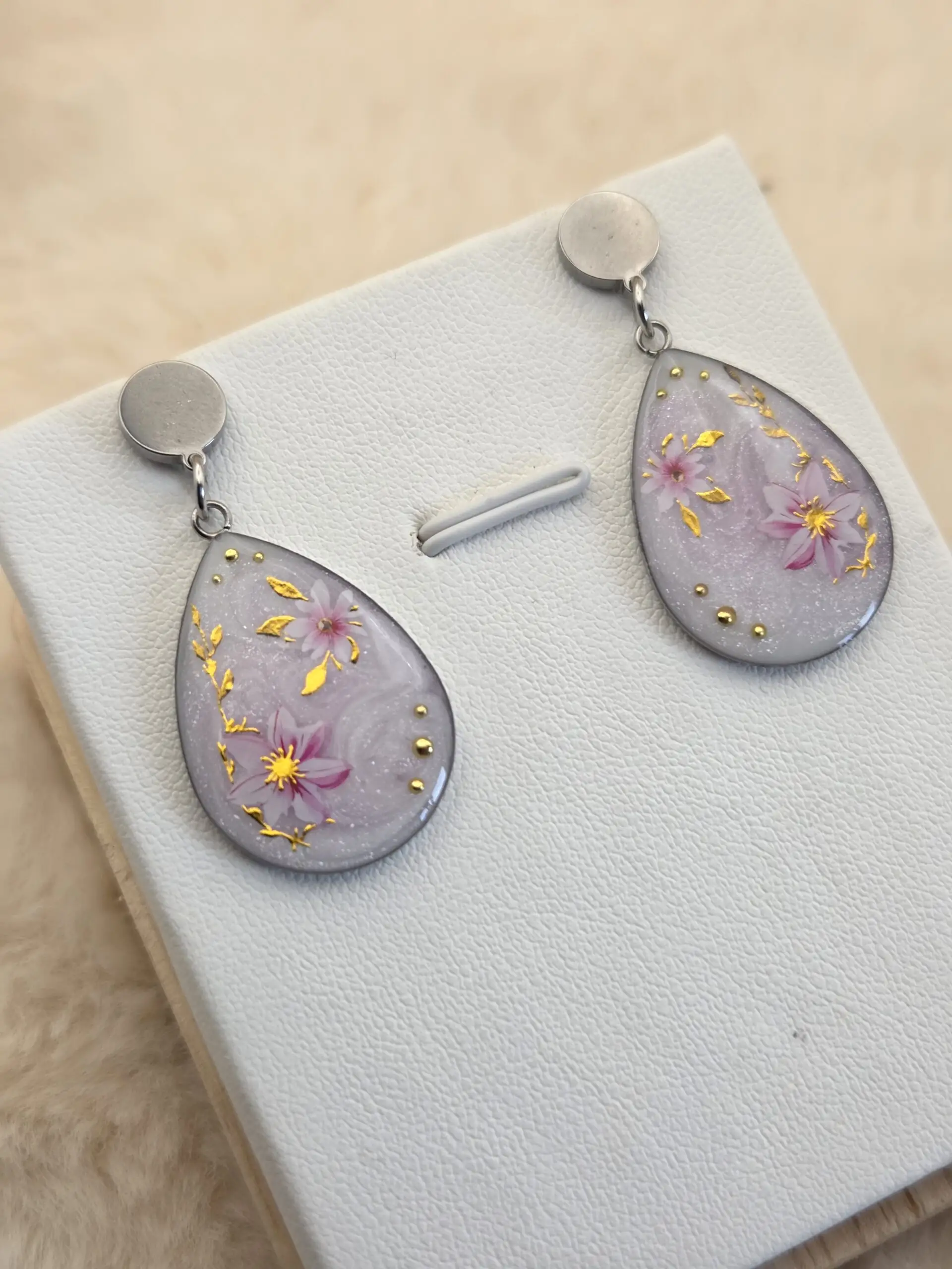 🌸 Boucles d’oreilles goutte nacrée & motifs floraux – Acier inoxydable ✨ – Image 2