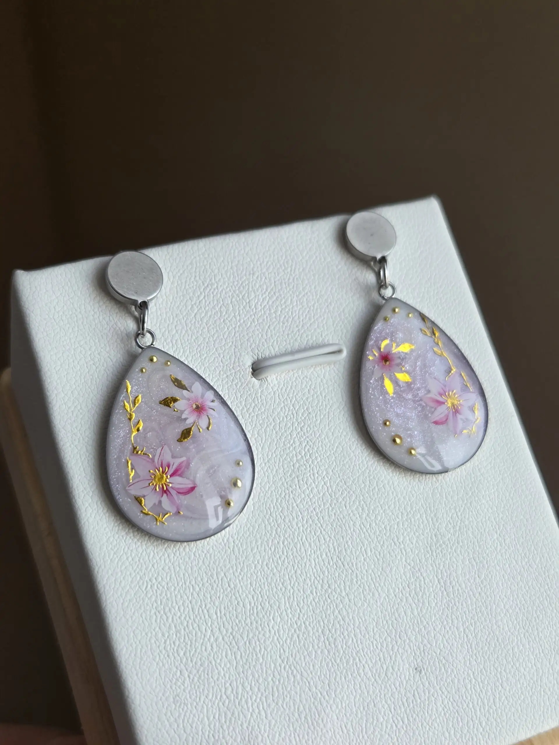 🌸 Boucles d’oreilles goutte nacrée & motifs floraux – Acier inoxydable ✨