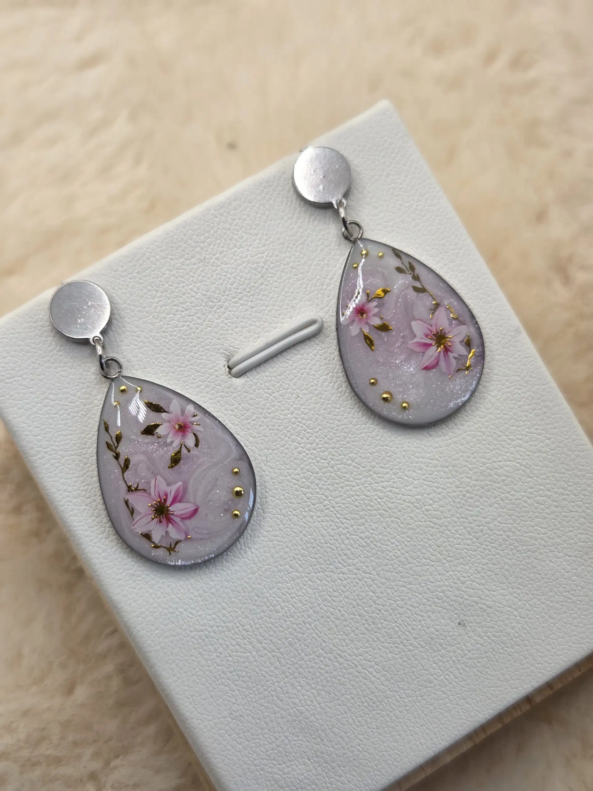 🌸 Boucles d’oreilles goutte nacrée & motifs floraux – Acier inoxydable ✨ – Image 3