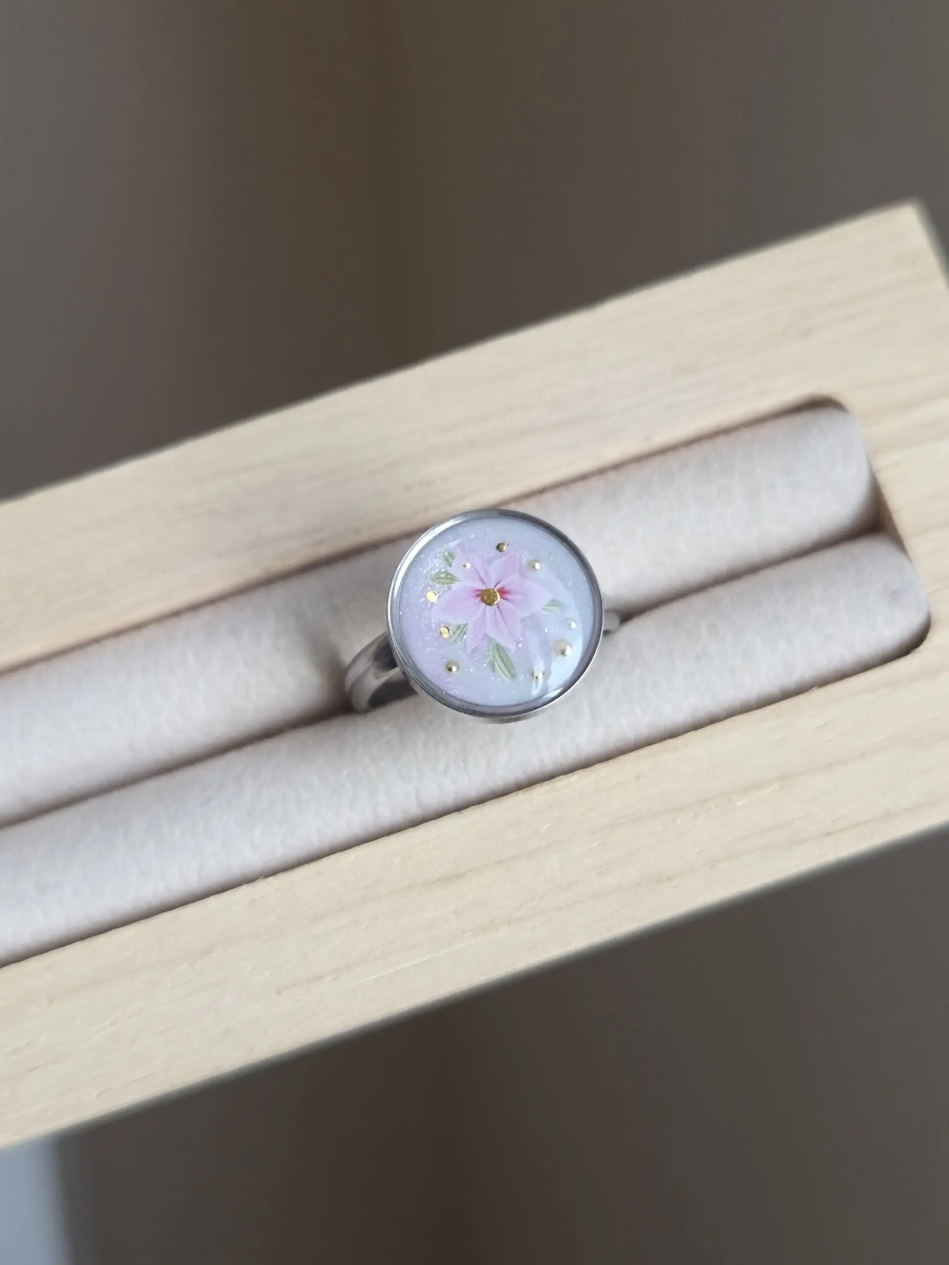đ Bague rĂ©glable cabochon rond â NacrĂ© blanc & fleur rose âš â Image 4