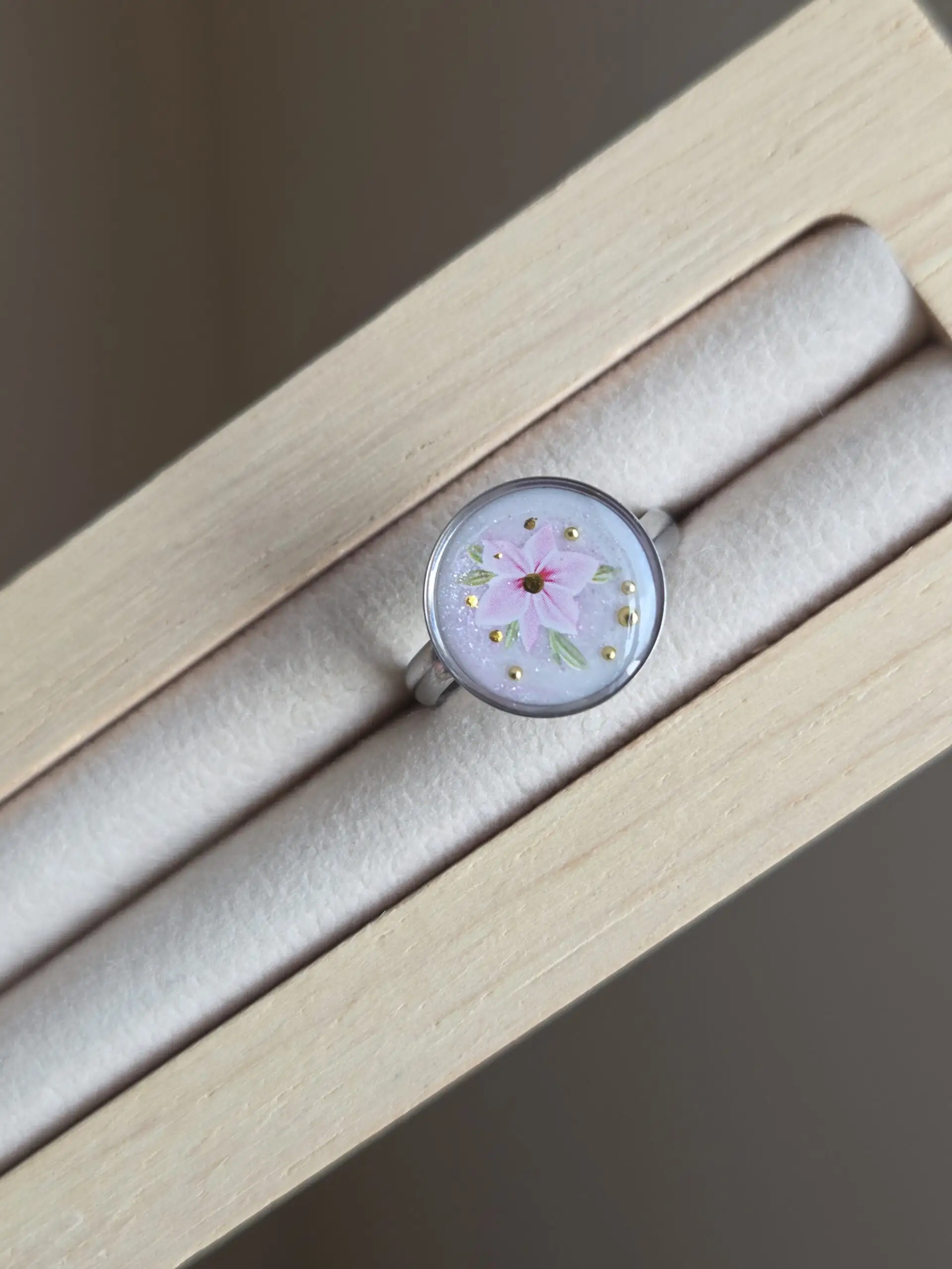 đ Bague rĂ©glable cabochon rond â NacrĂ© blanc & fleur rose âš