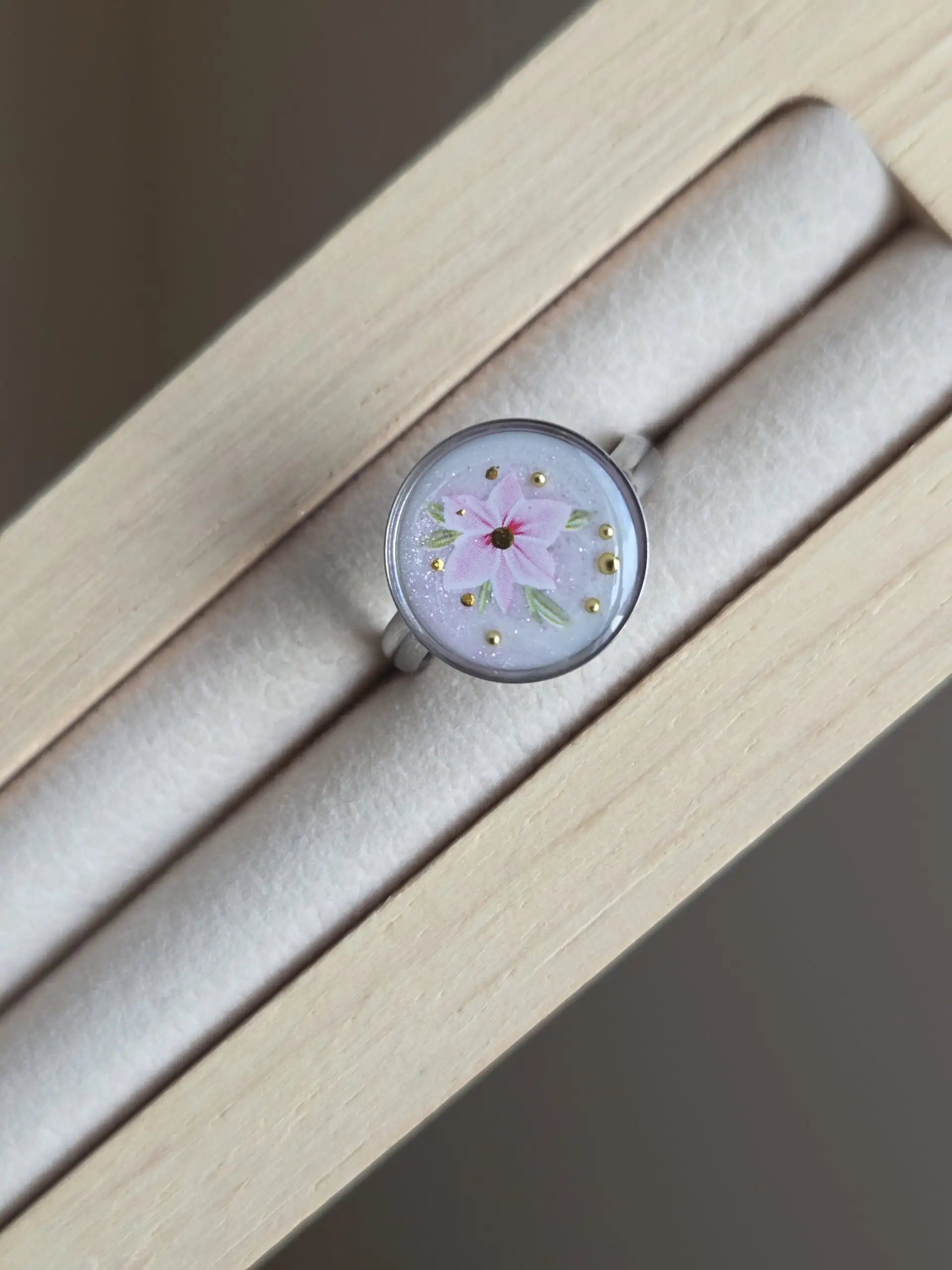 đ Bague rĂ©glable cabochon rond â NacrĂ© blanc & fleur rose âš â Image 2