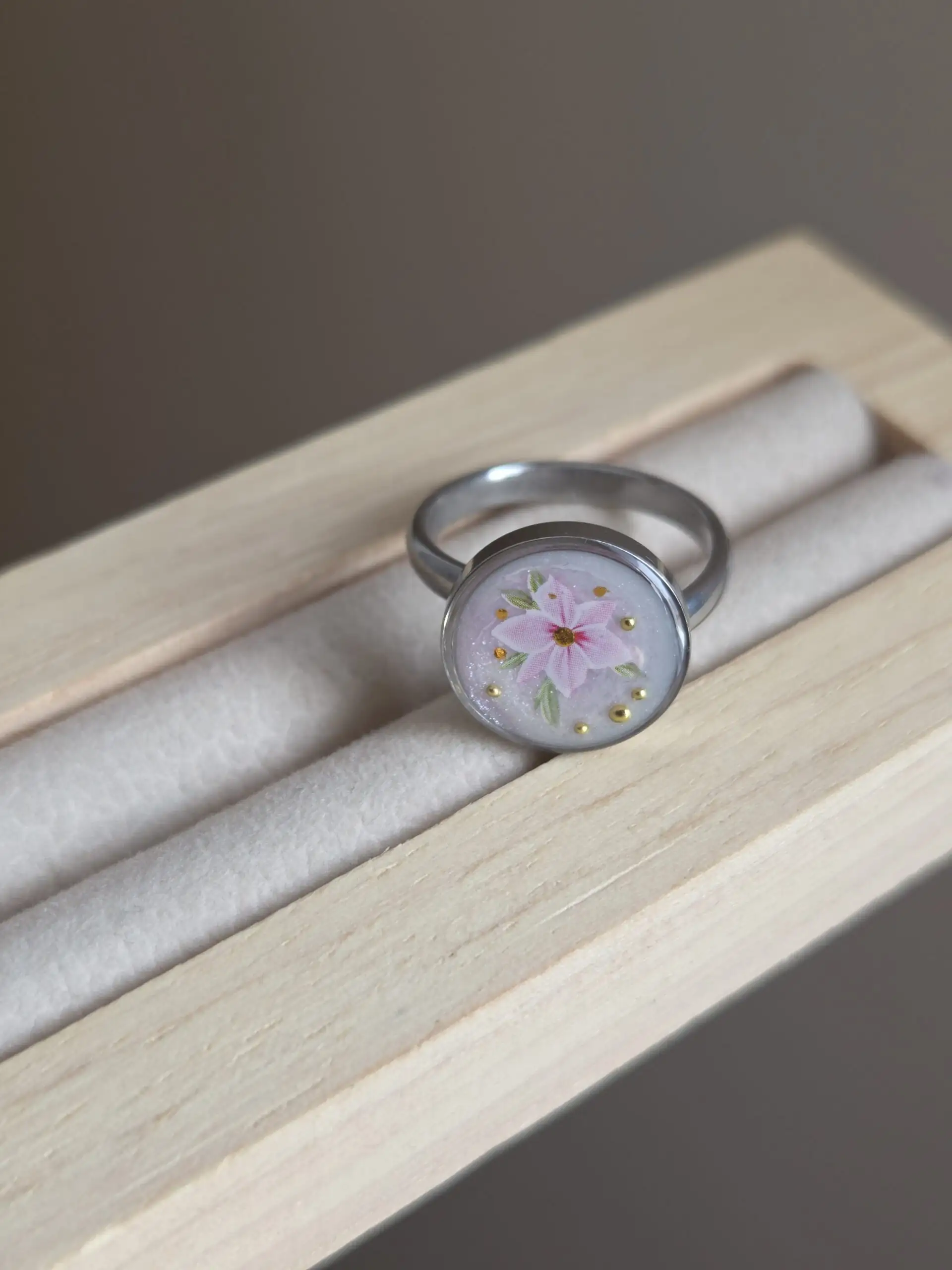 đ Bague rĂ©glable cabochon rond â NacrĂ© blanc & fleur rose âš â Image 3