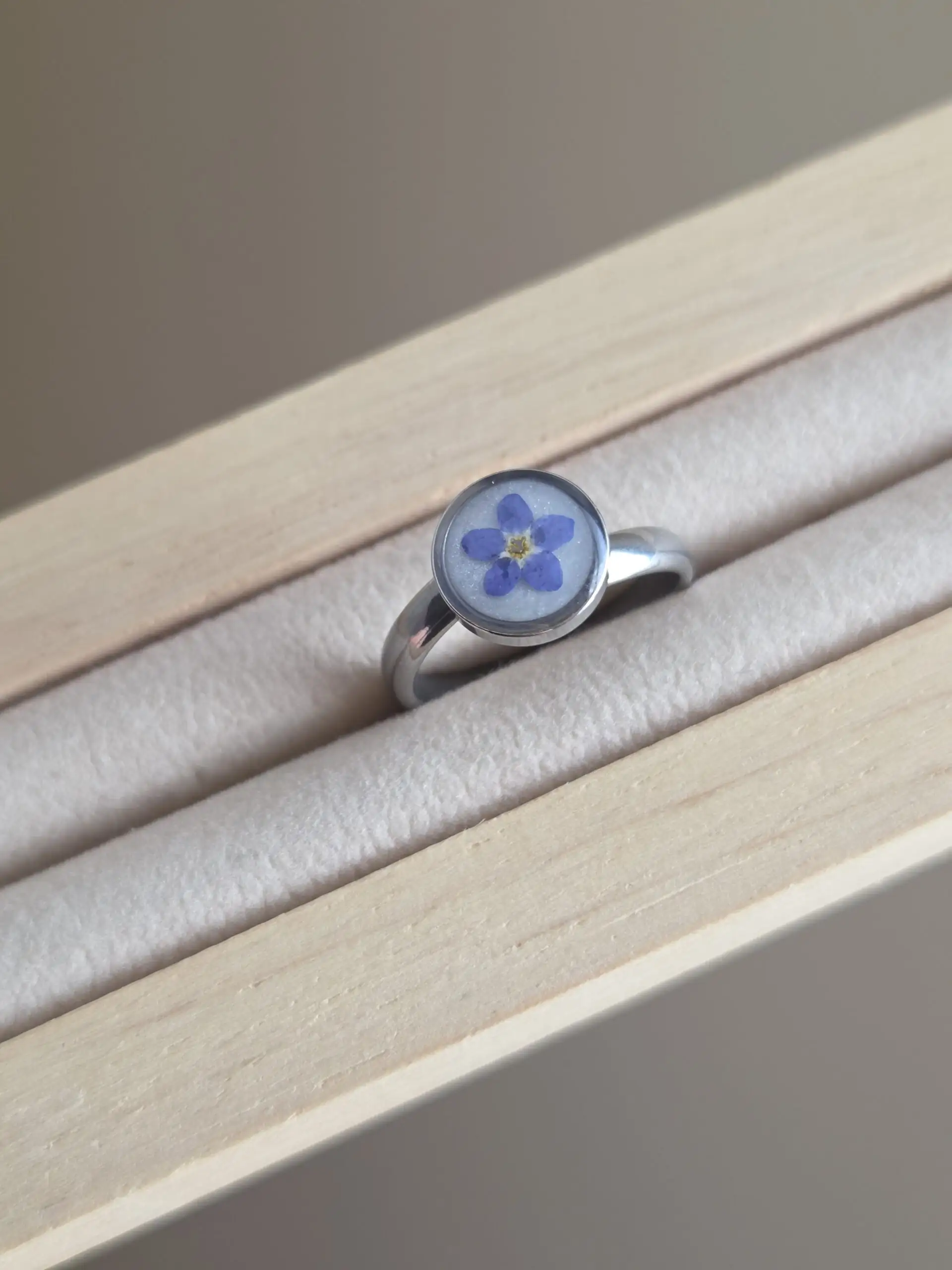 🌼 Bague Cabochon Fleur de Myosotis -Petit Modèle – Acier Inoxydable Réglable