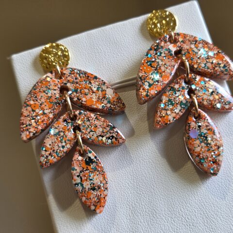 Pendantes articulées feuilles/fleurs de résine