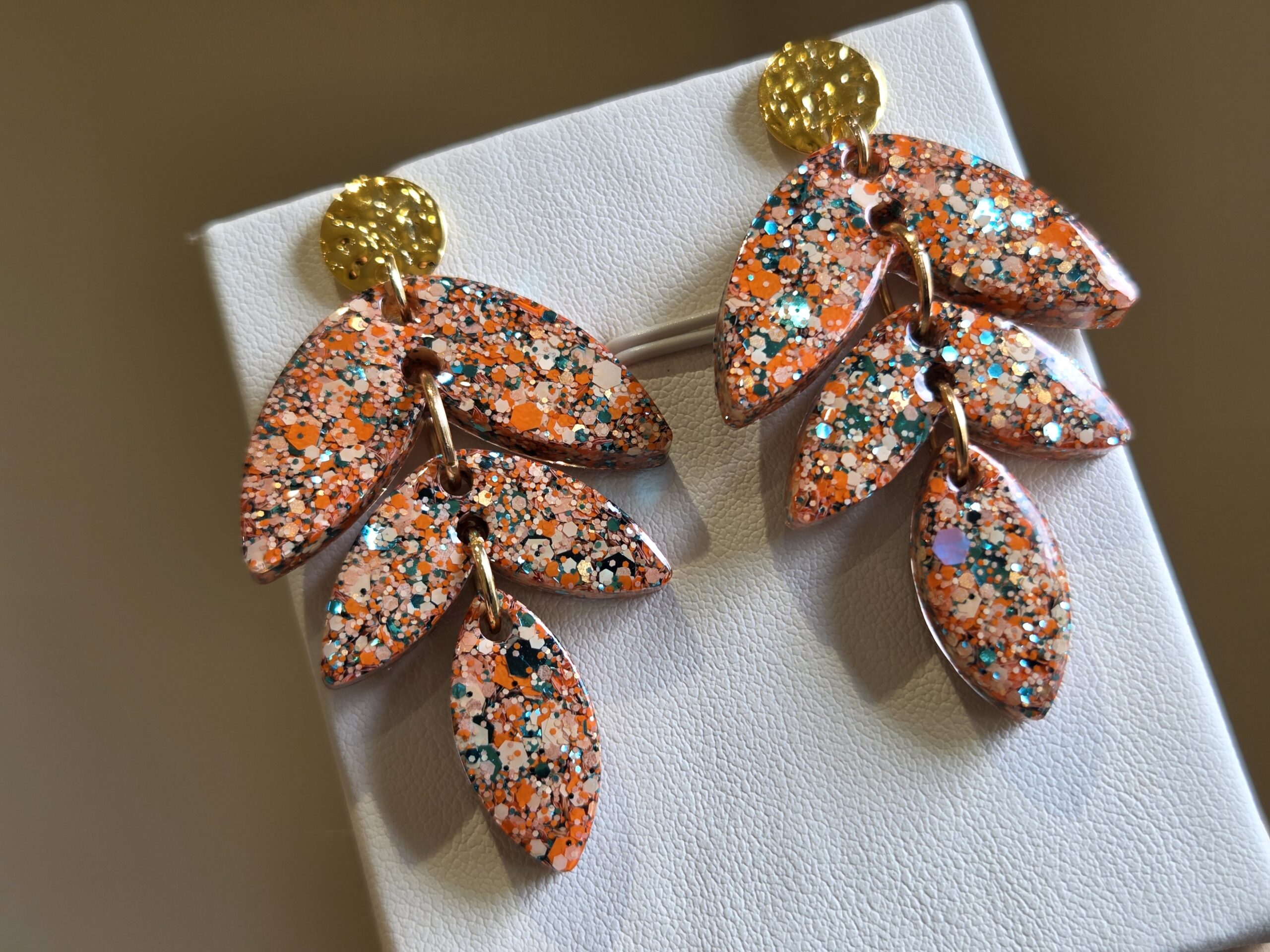Pendantes articulées feuilles/fleurs de résine