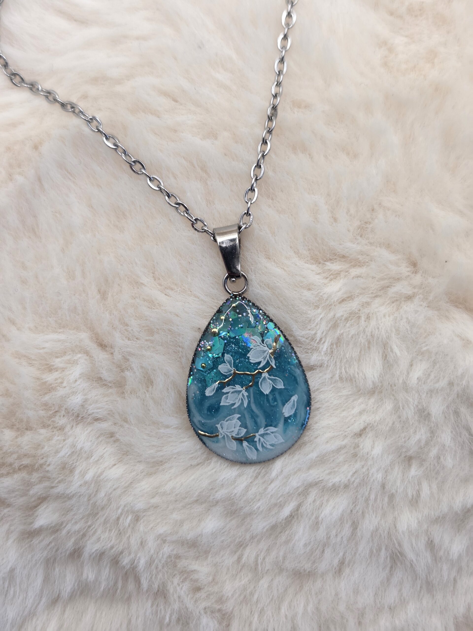 💧 Pendentif “Magnolia Émeraude” – Acier inoxydable