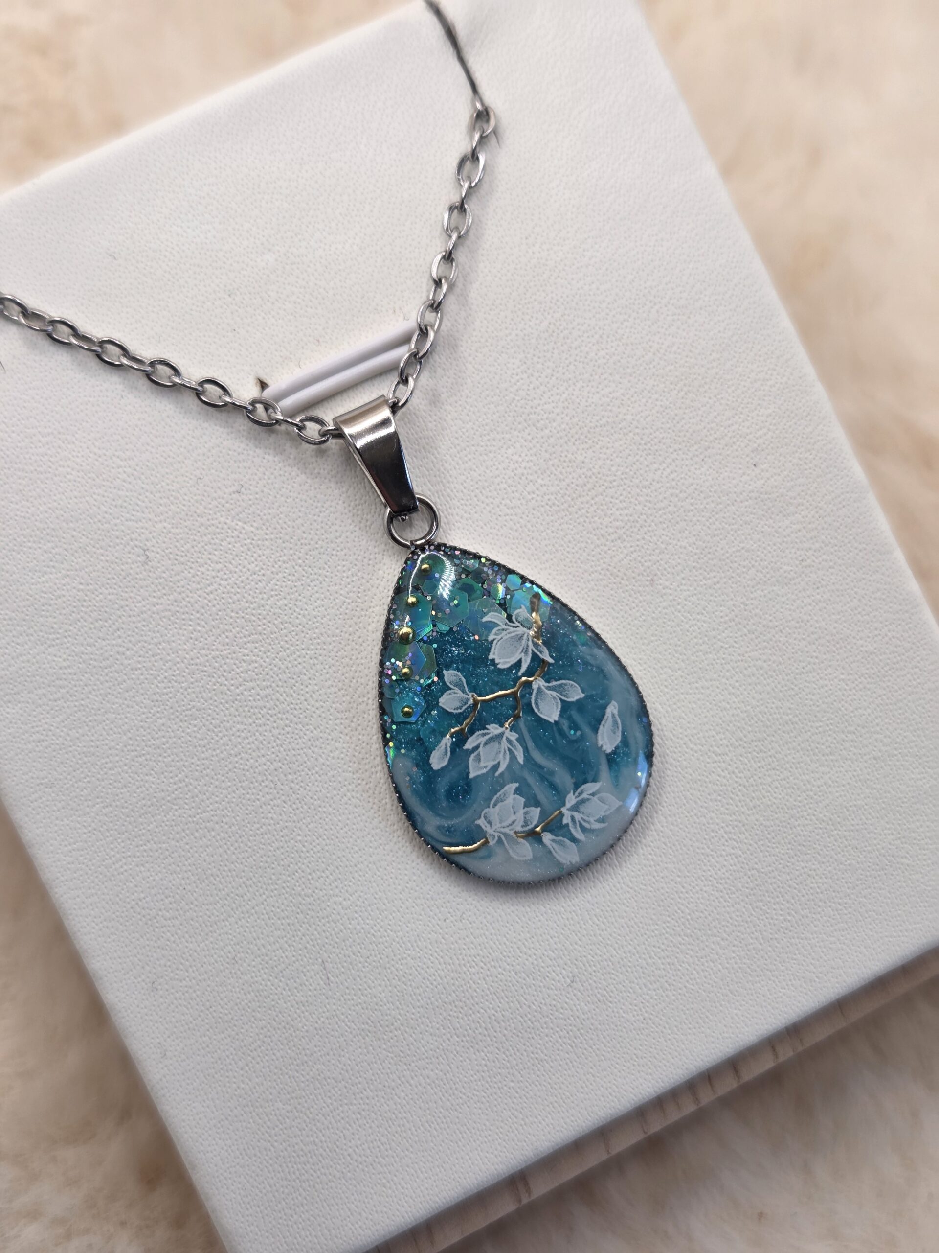 💧 Pendentif “Magnolia Émeraude” – Acier inoxydable – Image 3