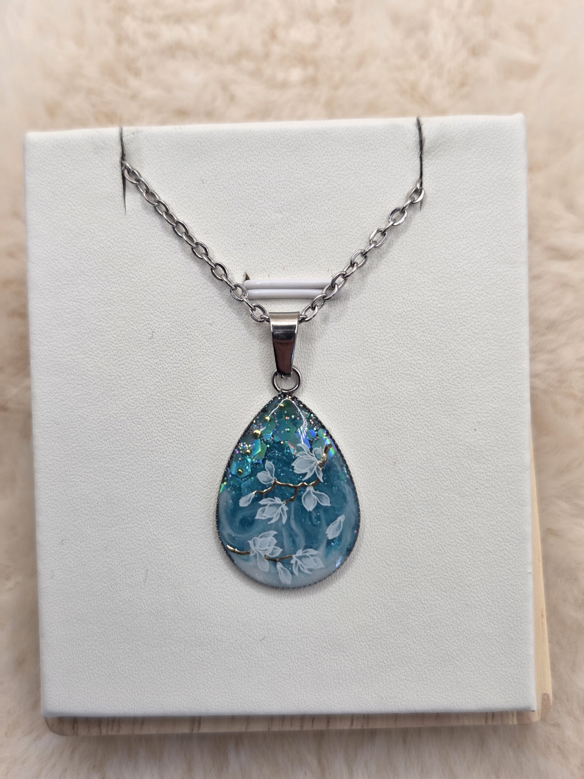 💧 Pendentif “Magnolia Émeraude” – Acier inoxydable – Image 4