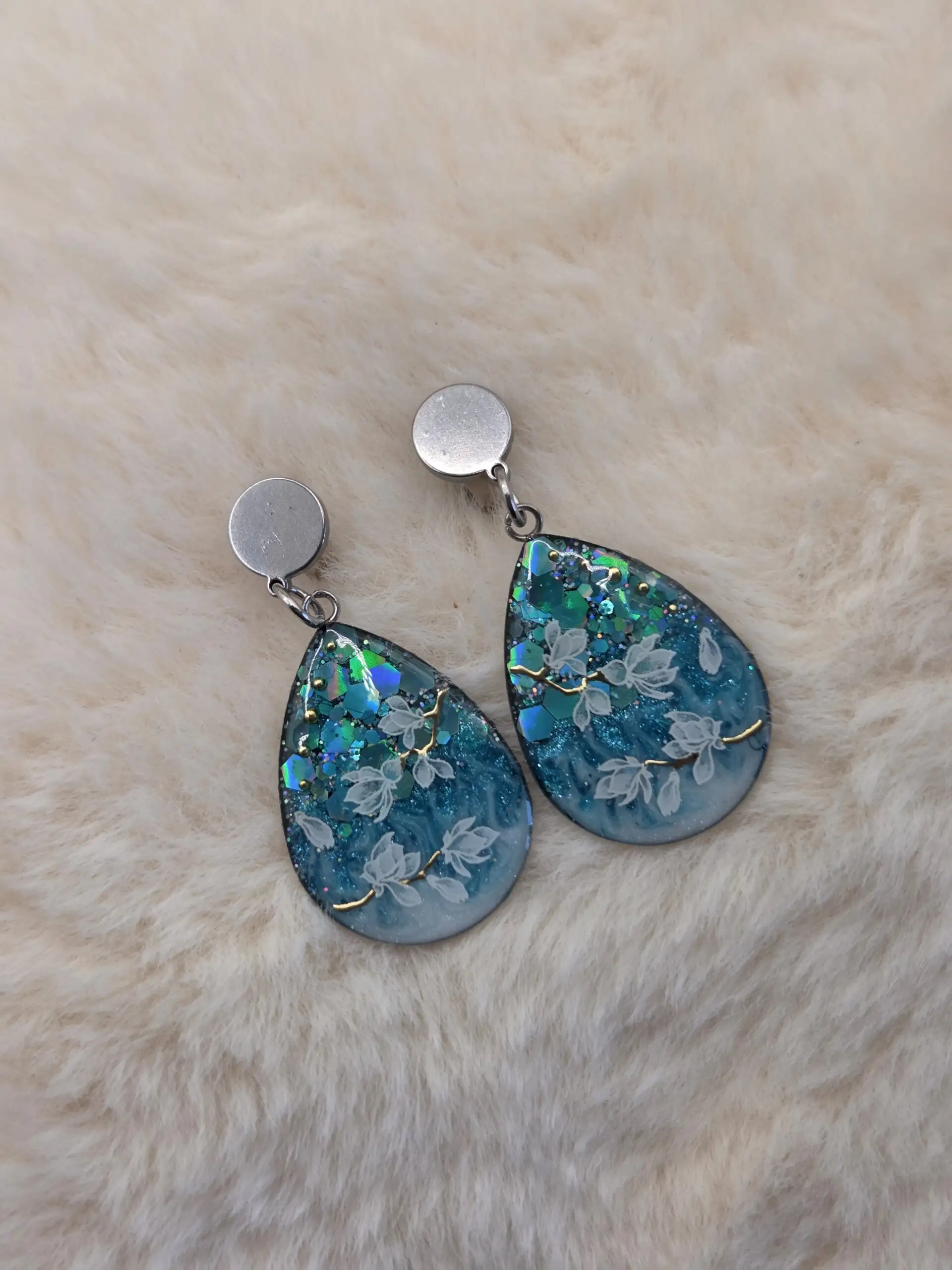 💧 Boucles d’oreilles goutte “Magnolia Émeraude” – Acier inoxydable