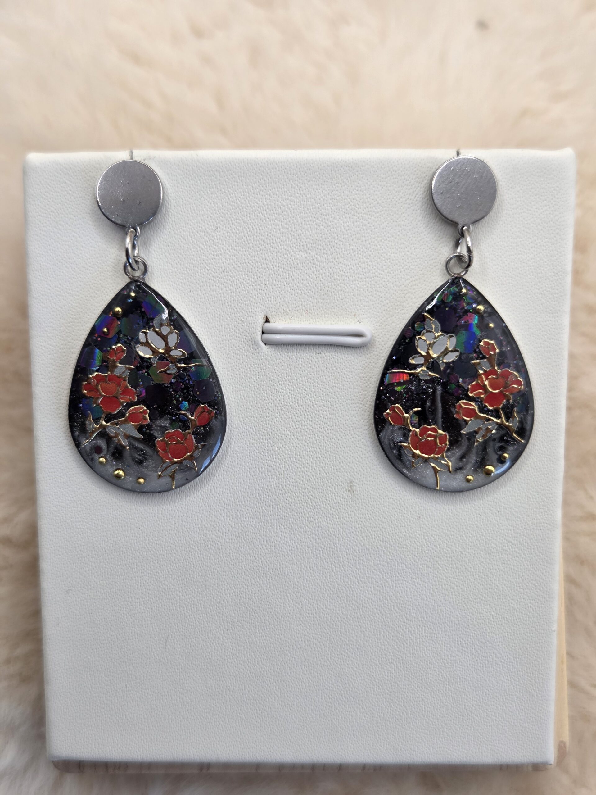 🌹 Boucles d’oreilles goutte holographiques – Fleurs rouges & éclats dorés ✨ – Image 3