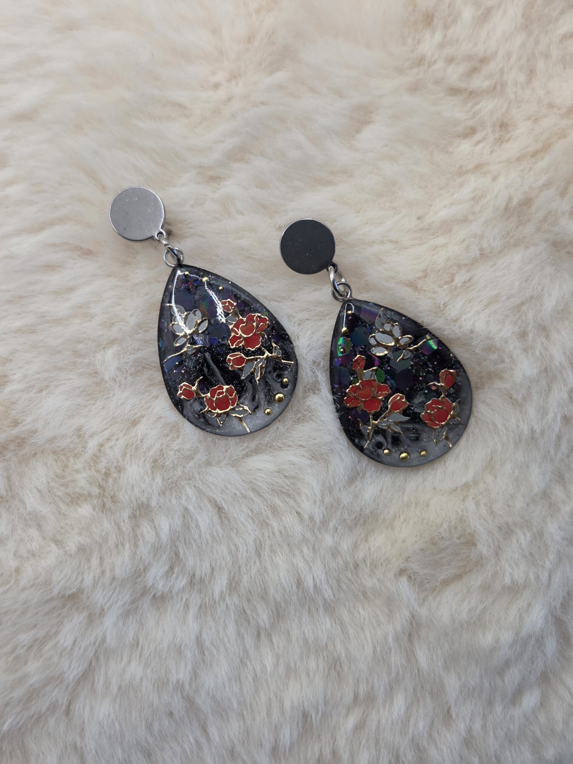 🌹 Boucles d’oreilles goutte holographiques – Fleurs rouges & éclats dorés ✨ – Image 4