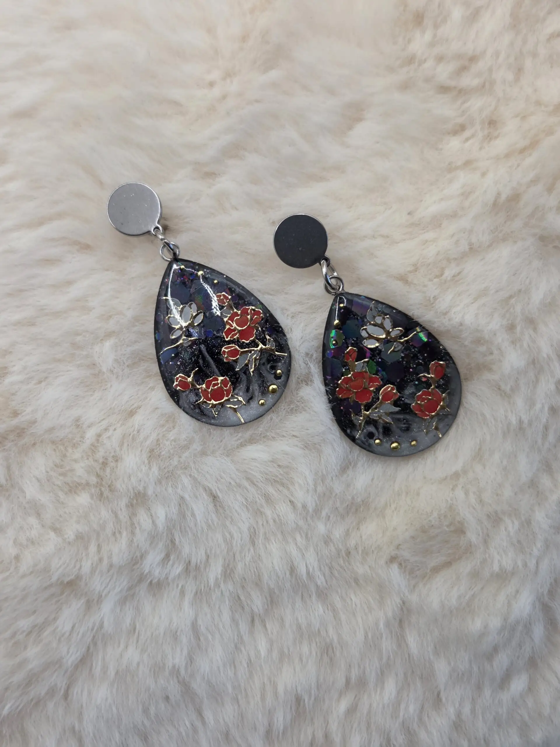🌹 Boucles d’oreilles goutte holographiques – Fleurs rouges & éclats dorés ✨ – Image 4