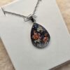 🌹 Pendentif goutte holographique – Fleurs rouges & éclats dorés ✨