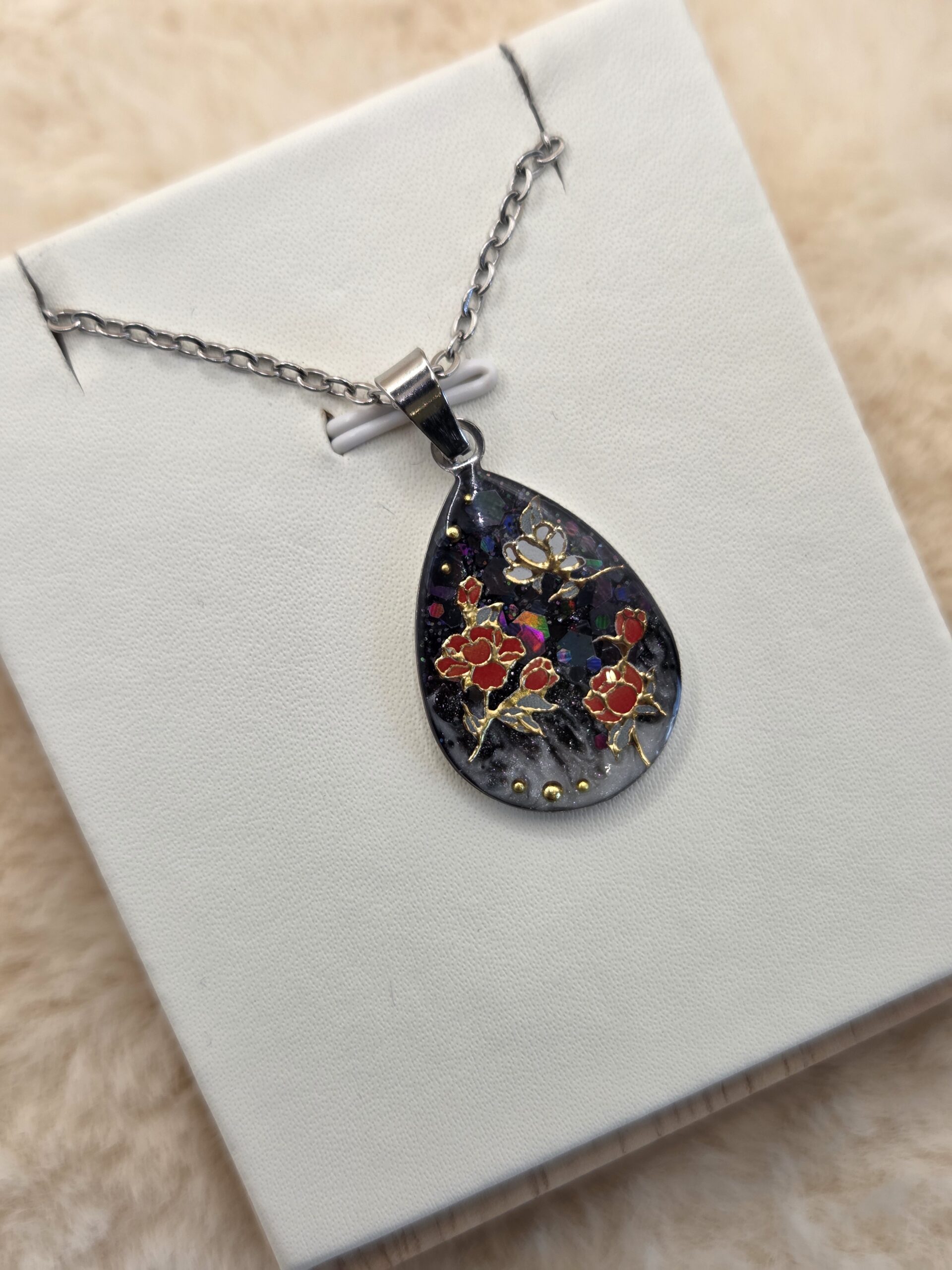 🌹 Pendentif goutte holographique – Fleurs rouges & éclats dorés ✨