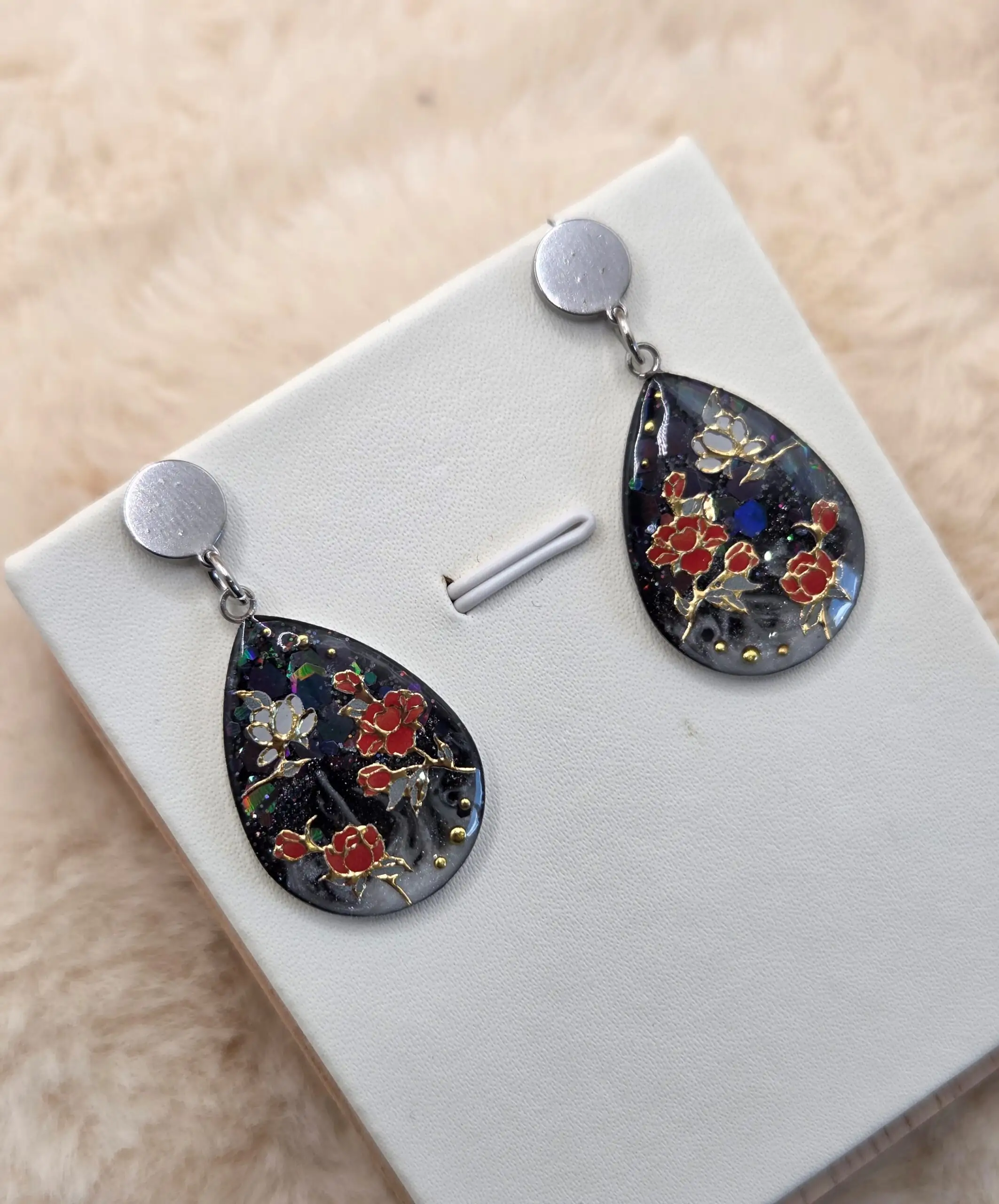 🌹 Boucles d’oreilles goutte holographiques – Fleurs rouges & éclats dorés ✨