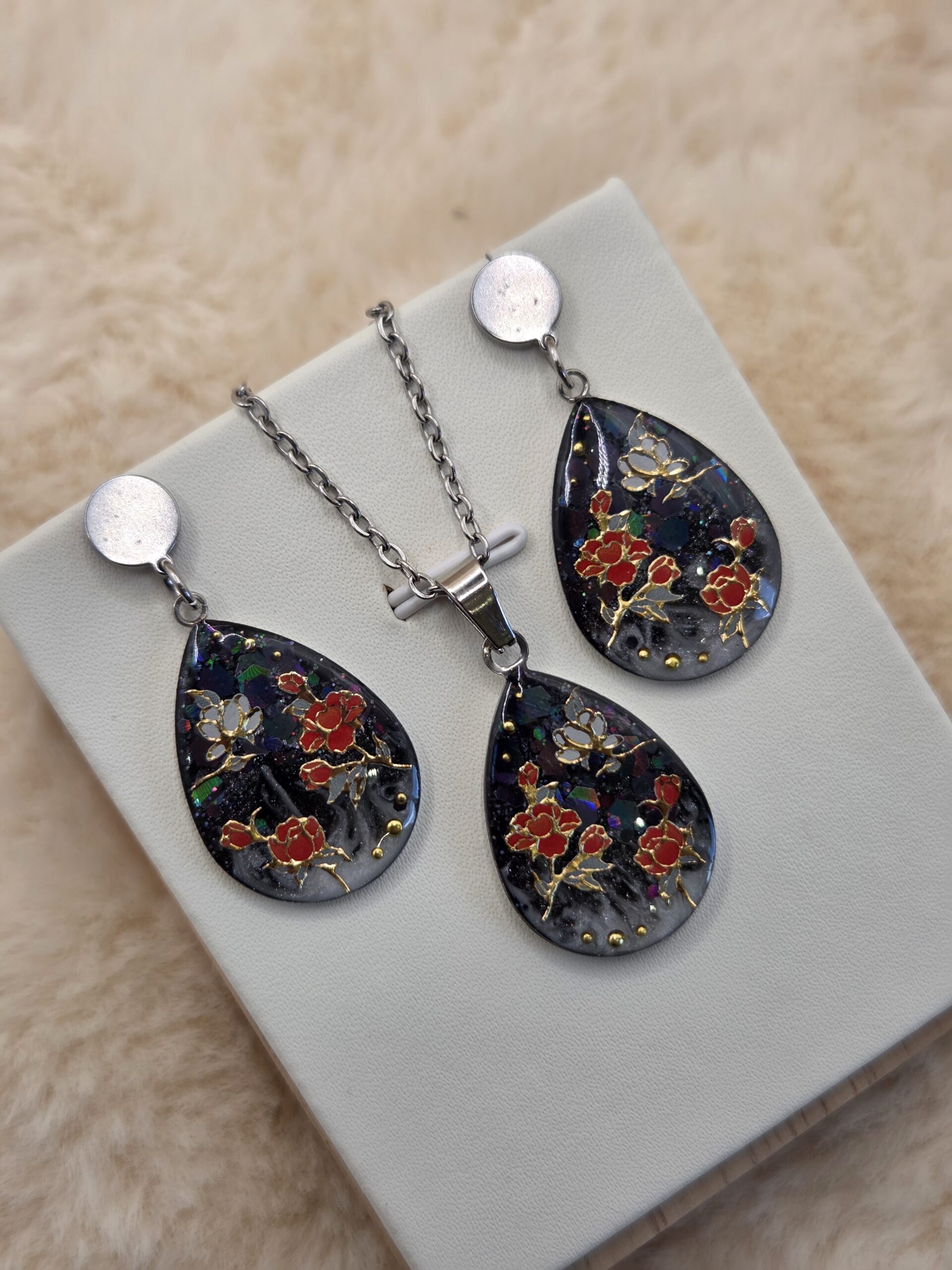 🌹 Pendentif goutte holographique – Fleurs rouges & éclats dorés ✨ – Image 2